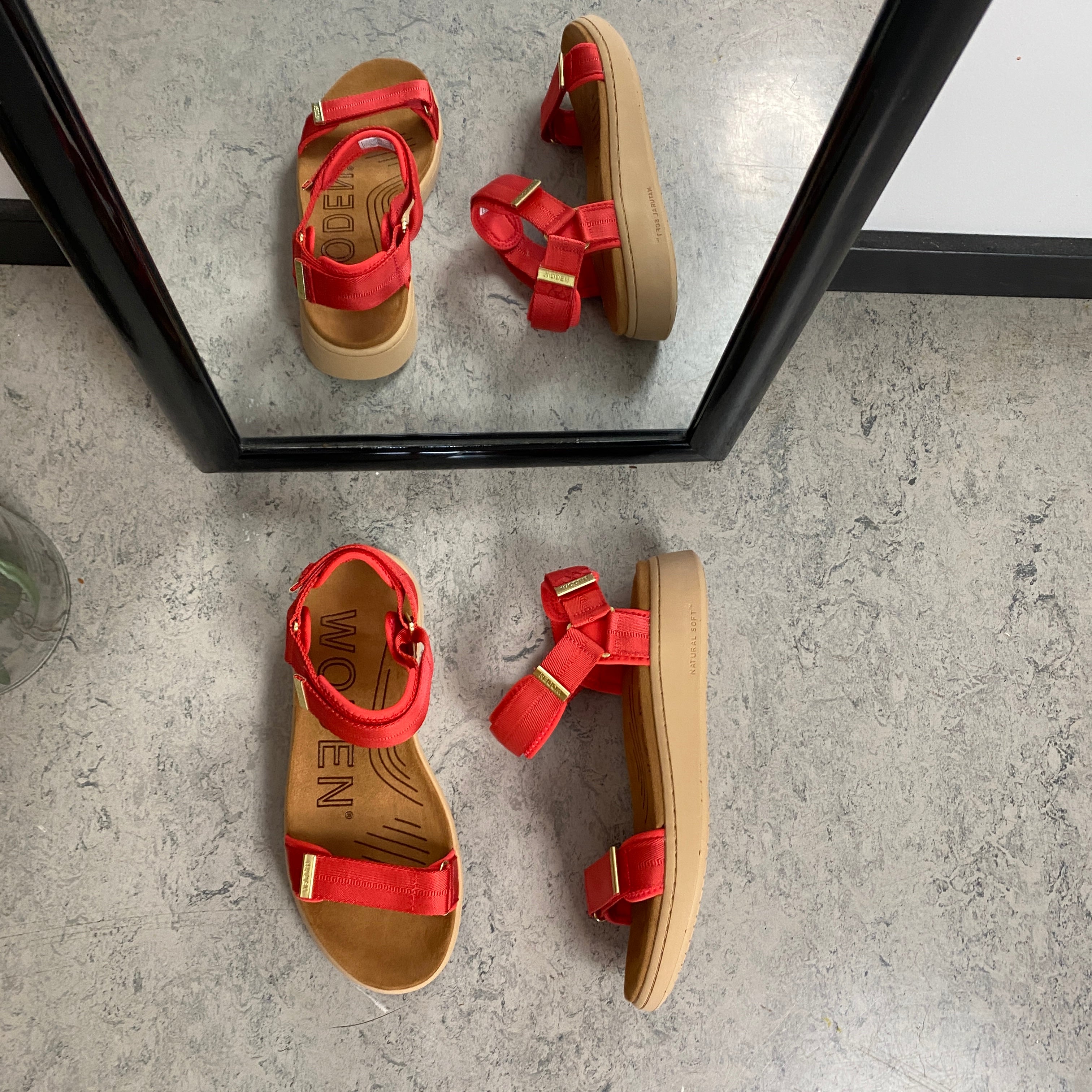 Woden sandal i rød – Let komfort med karakter
