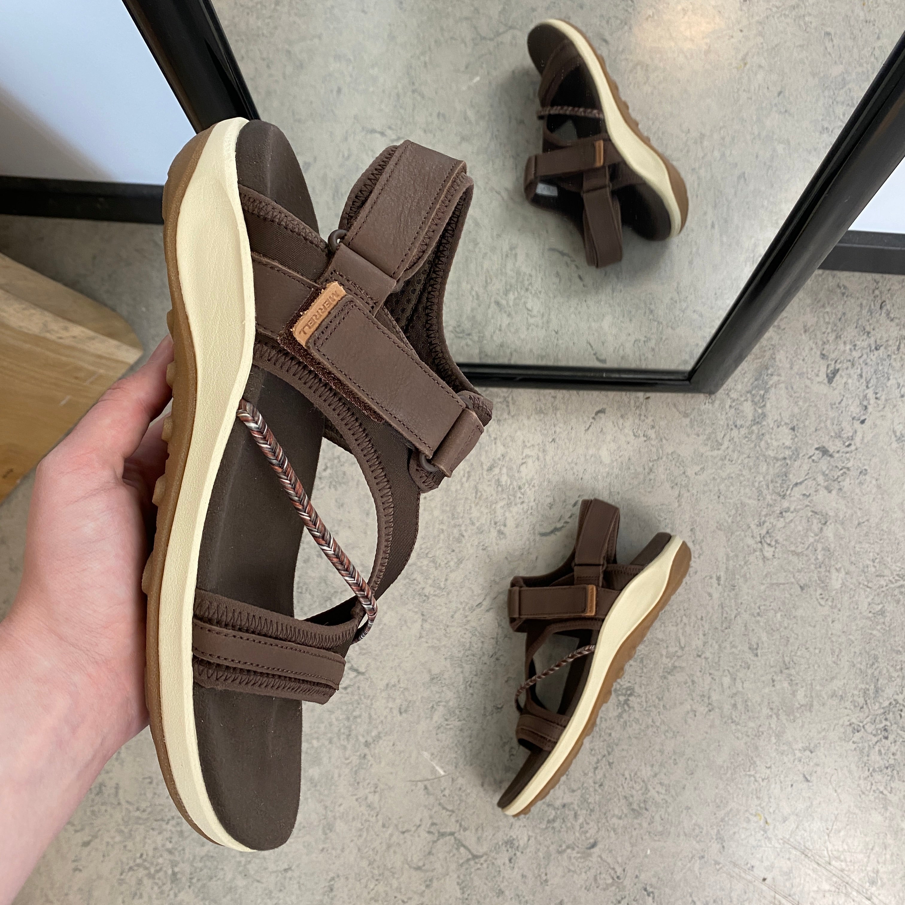 Brun Merrell sandal – let & komfortabel sandal med justerbar pasform