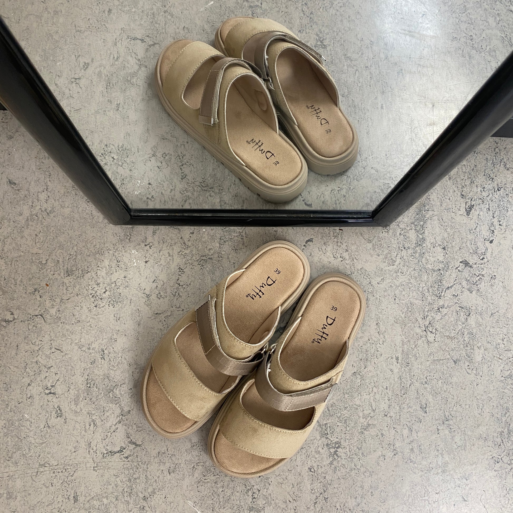 Beige sandal med justerbar rem & blød komfort
