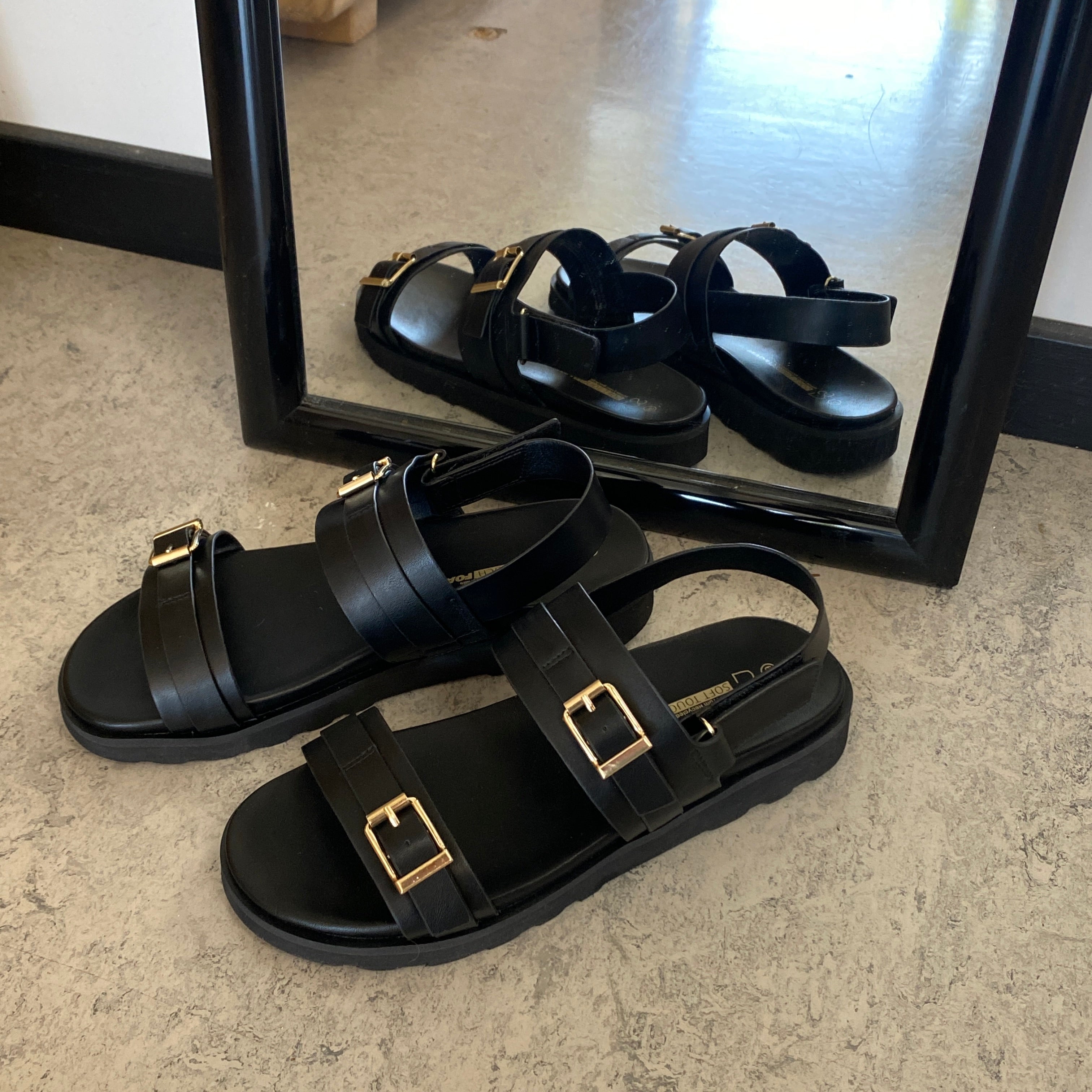 Sort sandal med spænder & hælrem – klassisk model med regulerbar pasform
