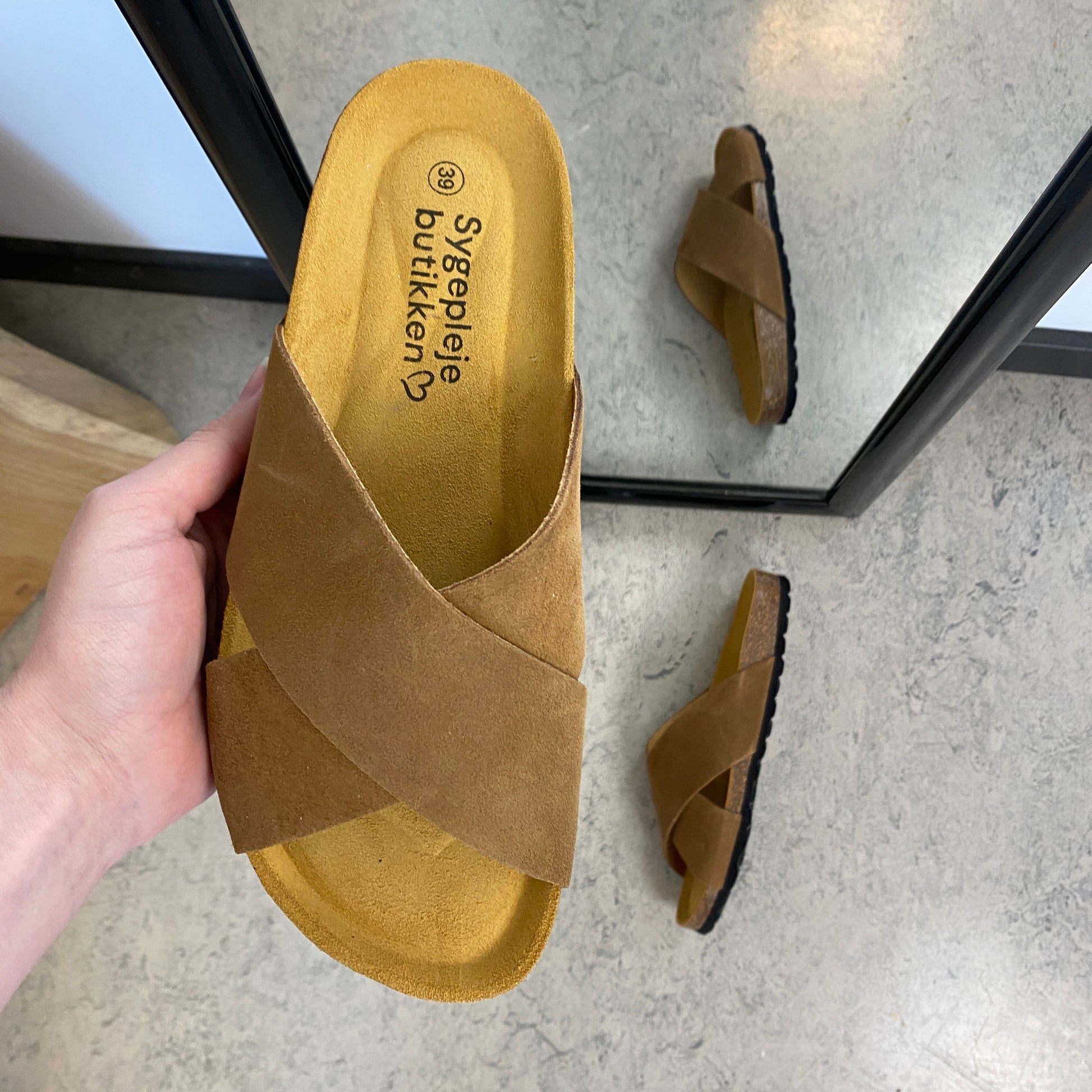 Serraje Roble – brun slip on sandal med krydsremme & komfort | Sygeplejebutikken