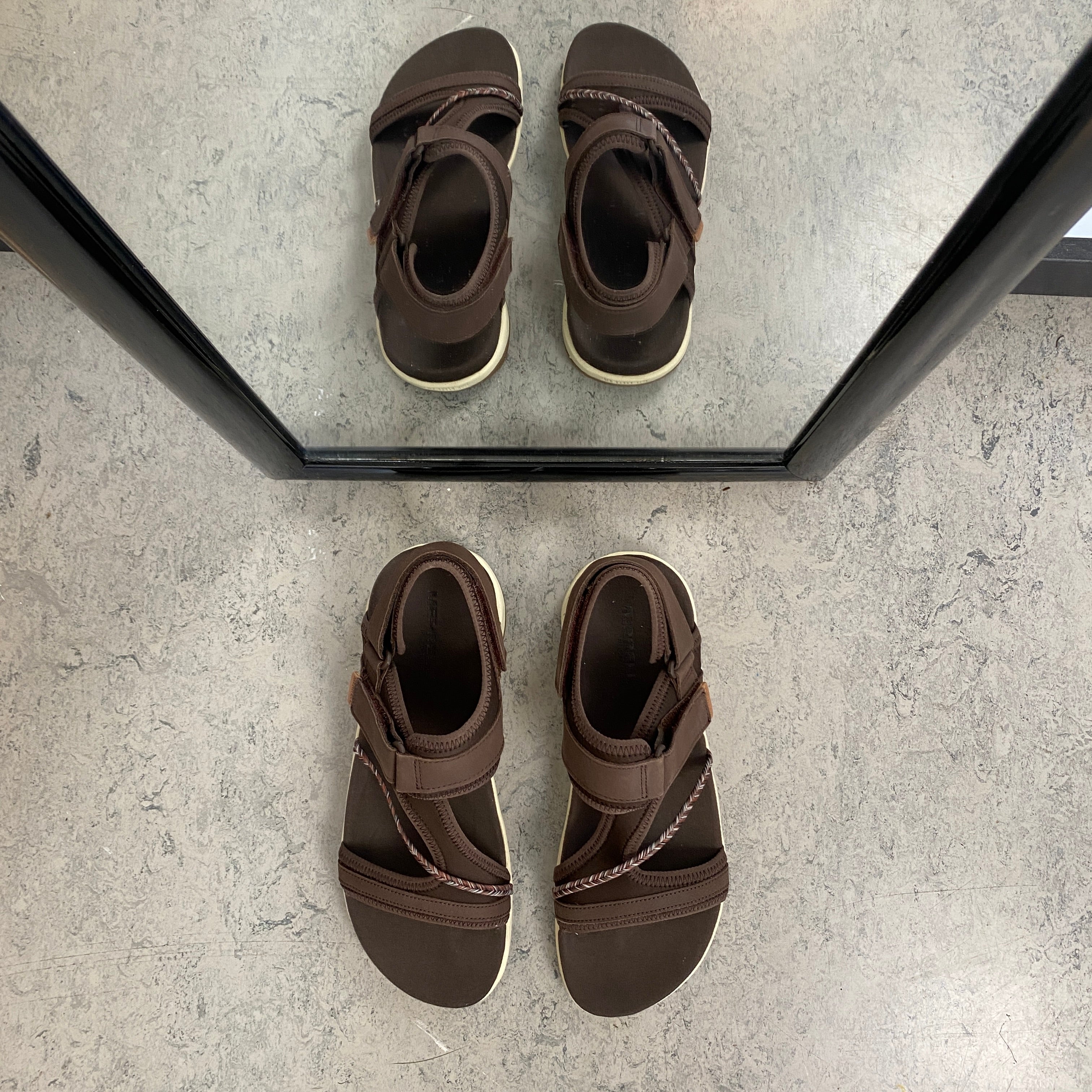 Brun Merrell sandal – let & komfortabel sandal med justerbar pasform