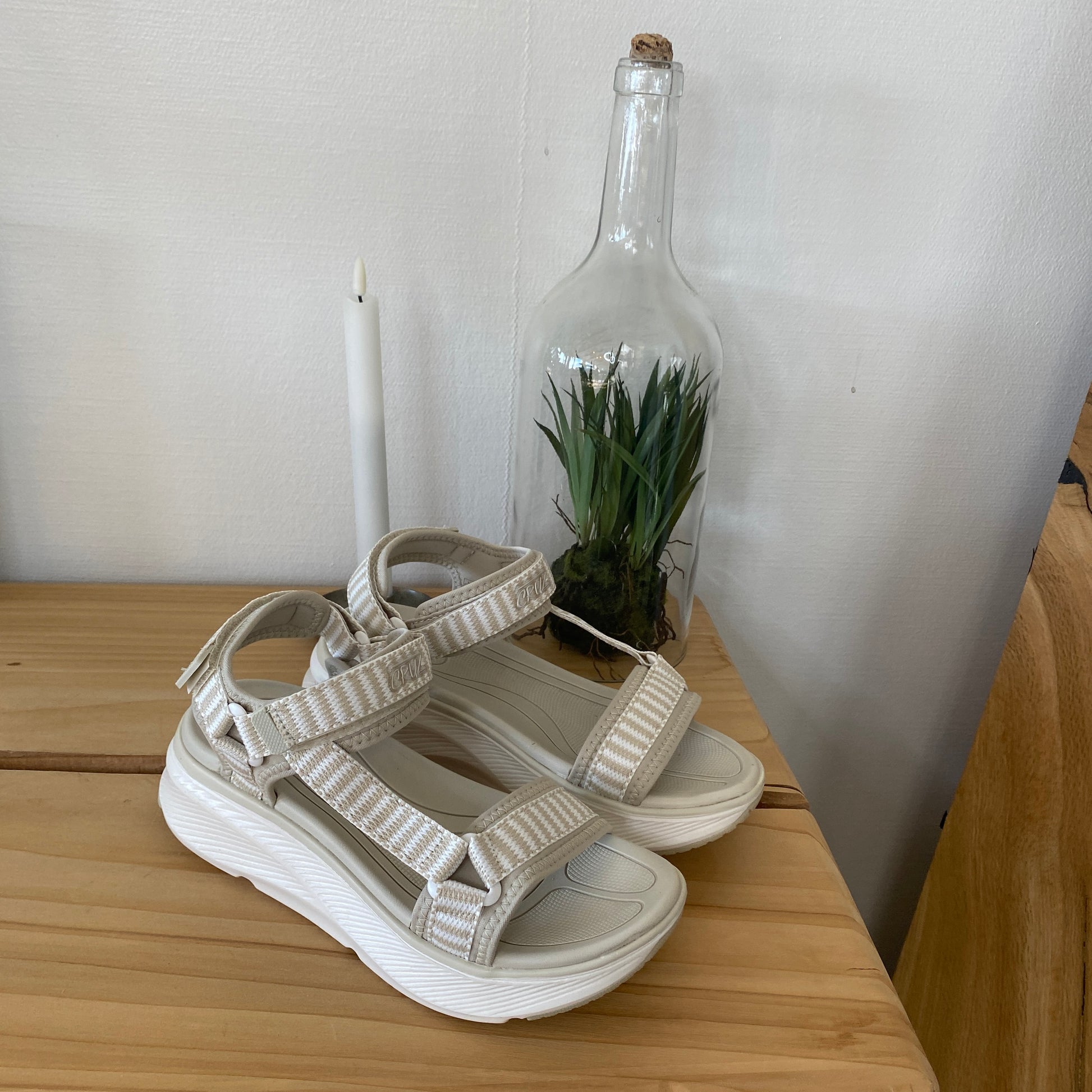 Cruz sandal i beige – Let & komfortabel med justerbare remme