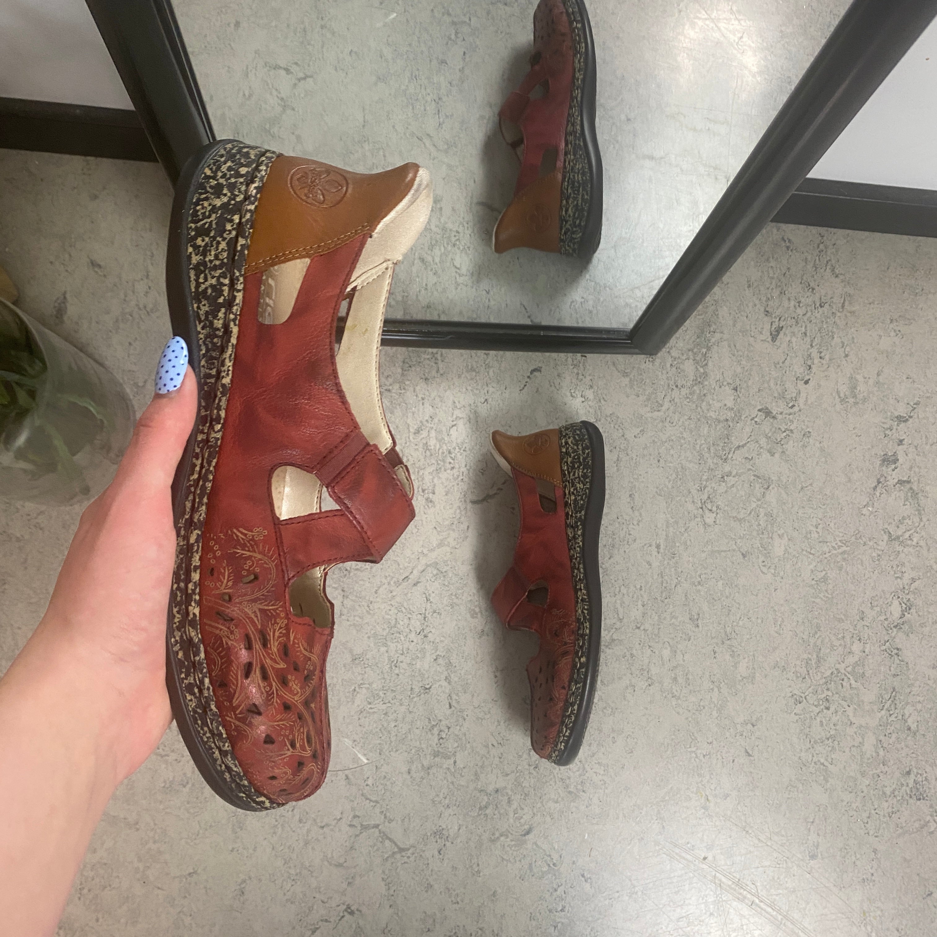 Rieker Ready 2 Go sko – rød dame sneaker der er nem at træde i