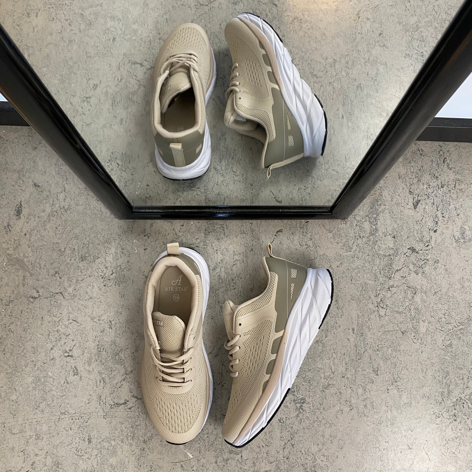Letvægts komfort sneaker i åndbart mesh med stødabsorbering