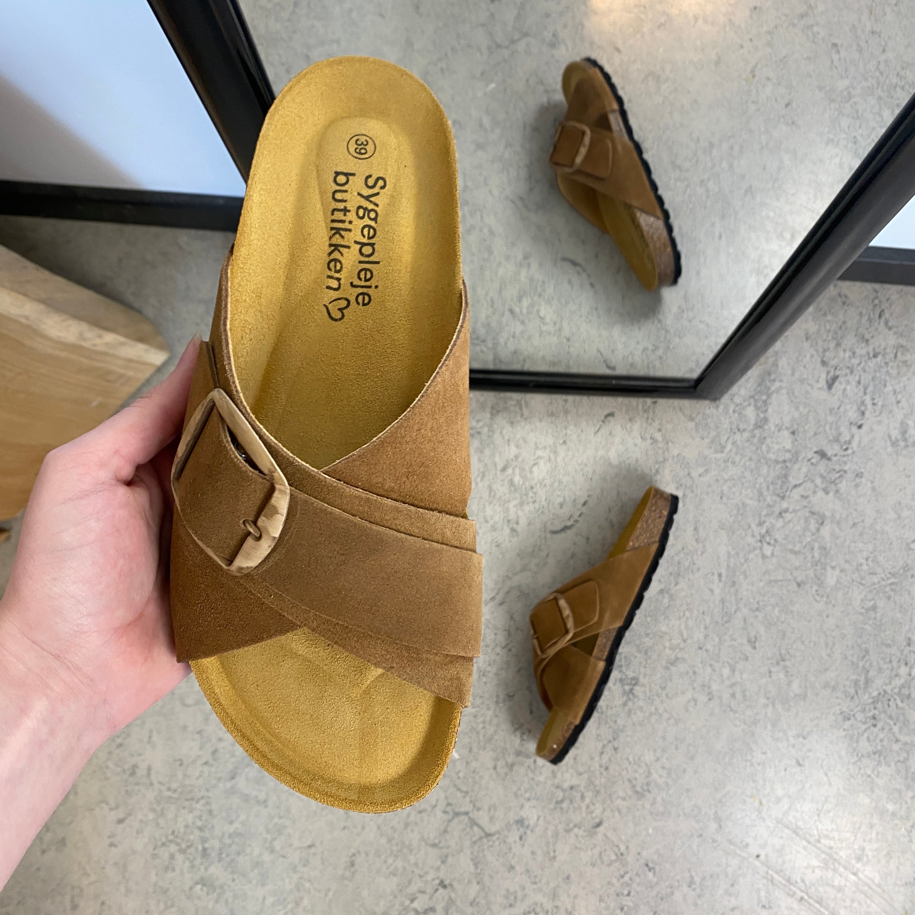 Brun slip on sandal med dobbelt rem – komfort sandal med støtte | Sygeplejebutikken