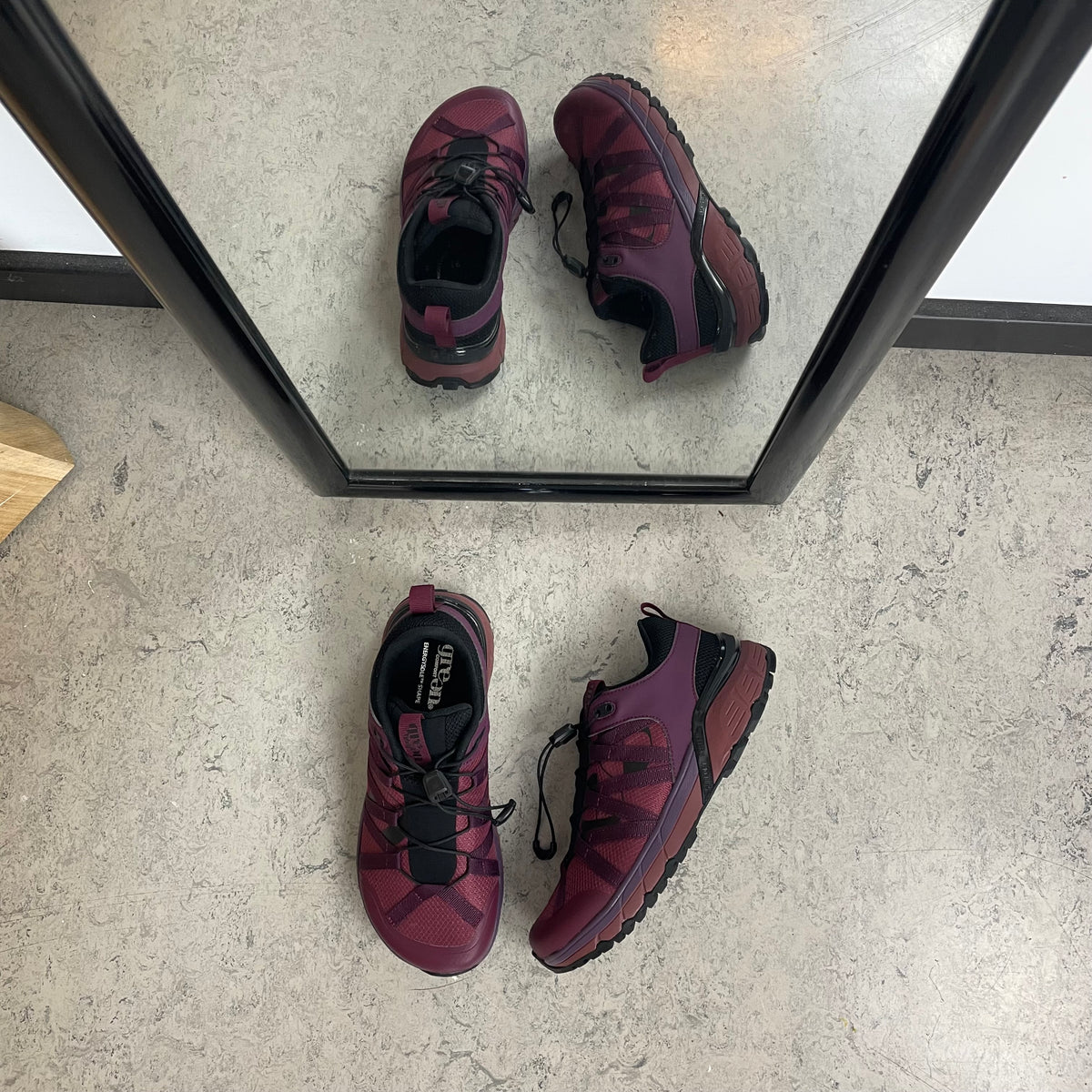 Bordeaux vandafvisende damesko med bred pasform og svangstøtte fra Green Comfort