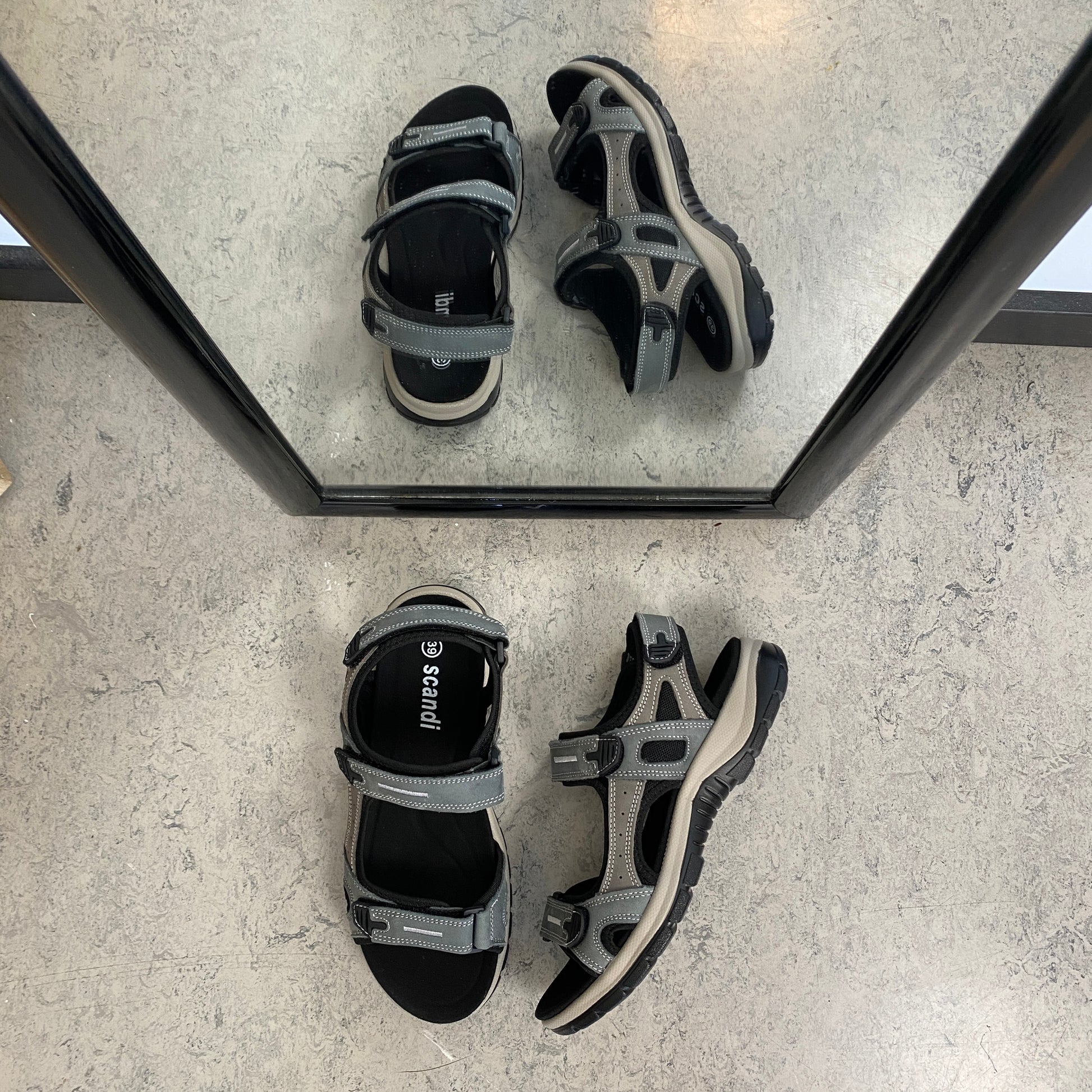 Robust sandal med justerbar pasform i gråblå
