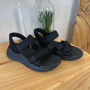 Skechers Max Cushioning sandal i sort – maksimal komfort & nem Slip-ins pasform