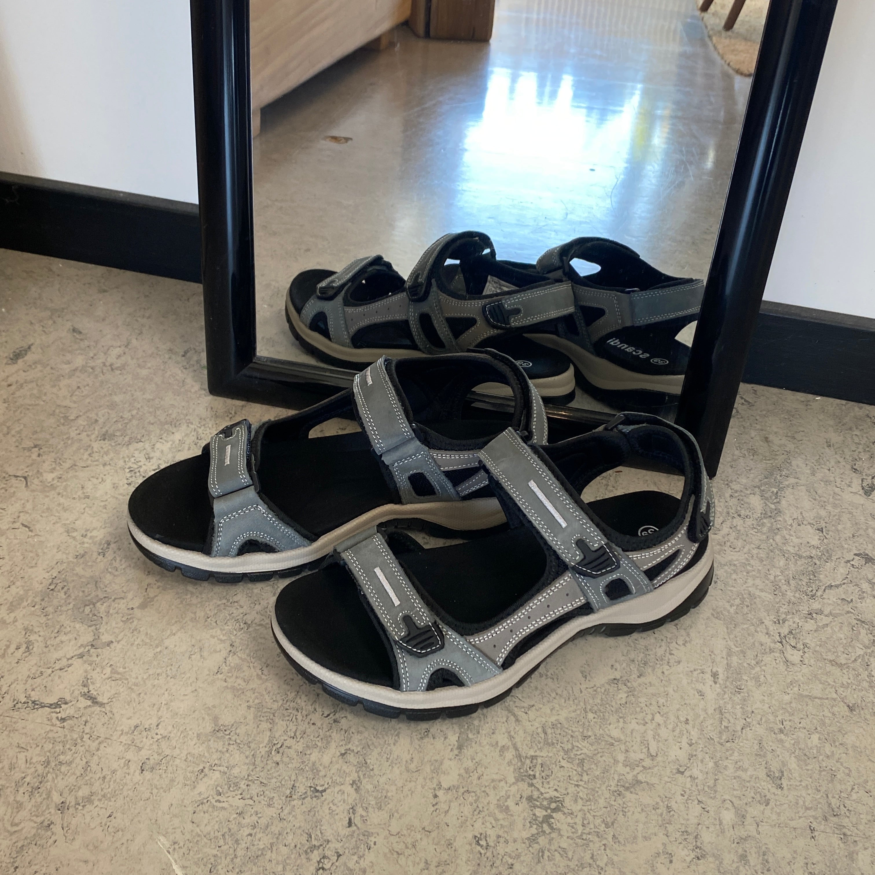 Robust sandal med justerbar pasform i gråblå