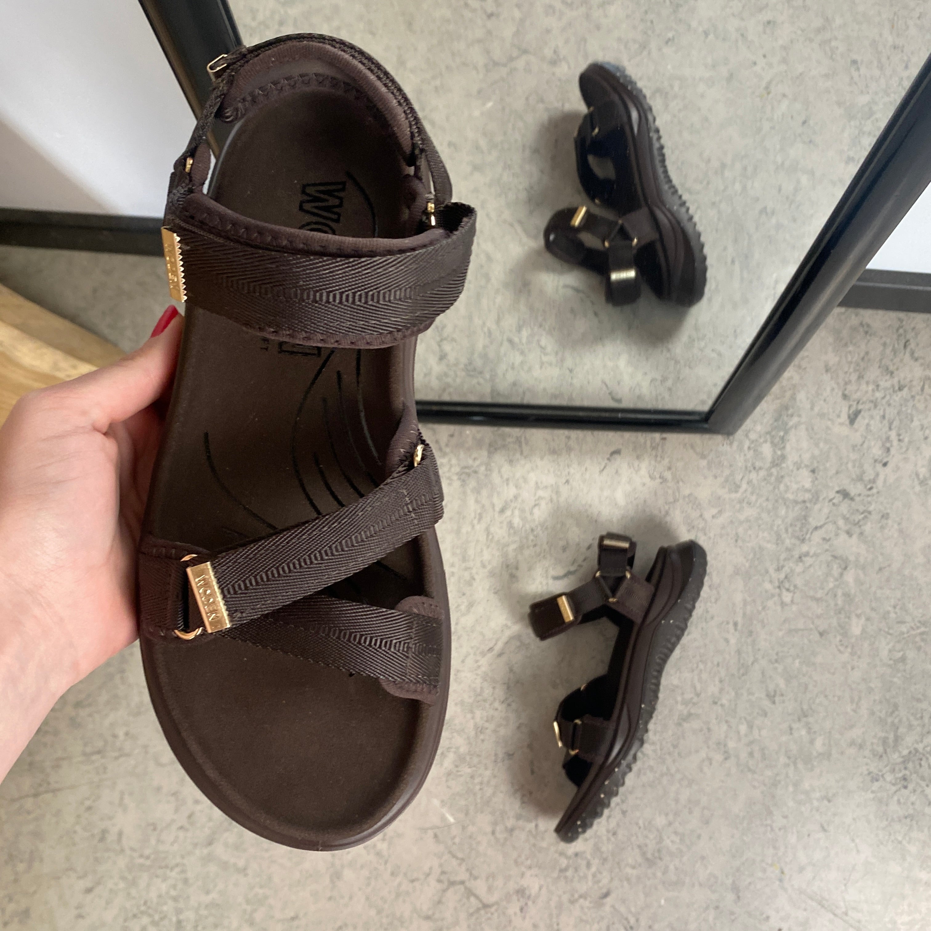 Mørkebrun Woden Solvej sandal – let komfort, svangstøtte & justerbar pasform