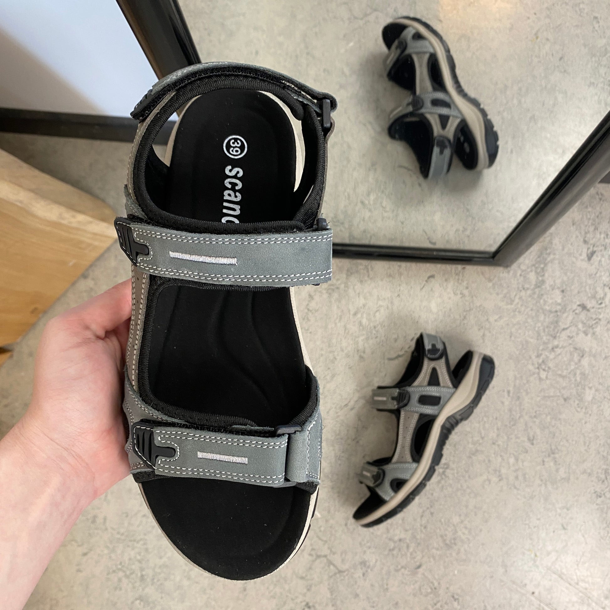 Robust sandal med justerbar pasform i gråblå