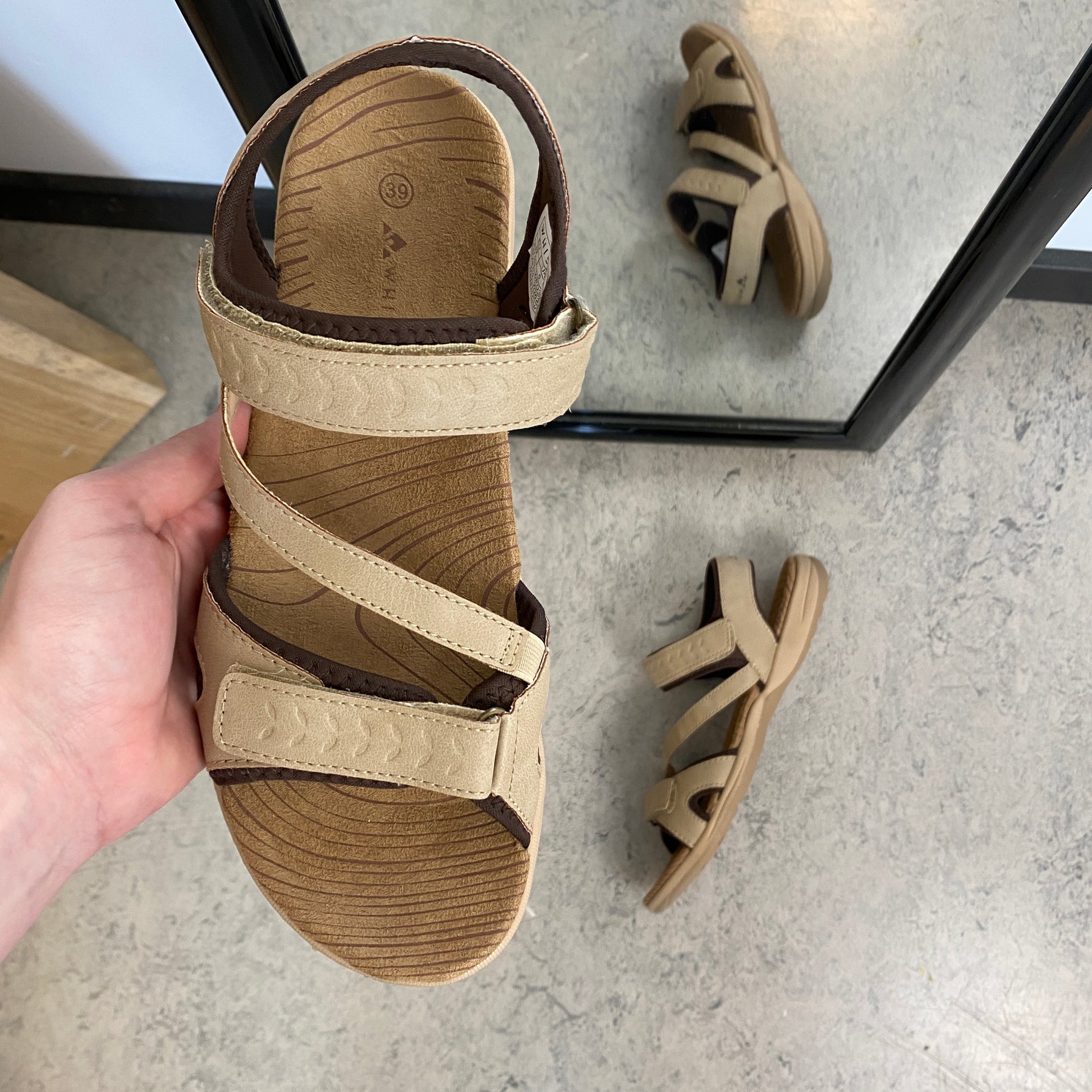 Whistler sandal i beige med stabil sål og justerbar pasform