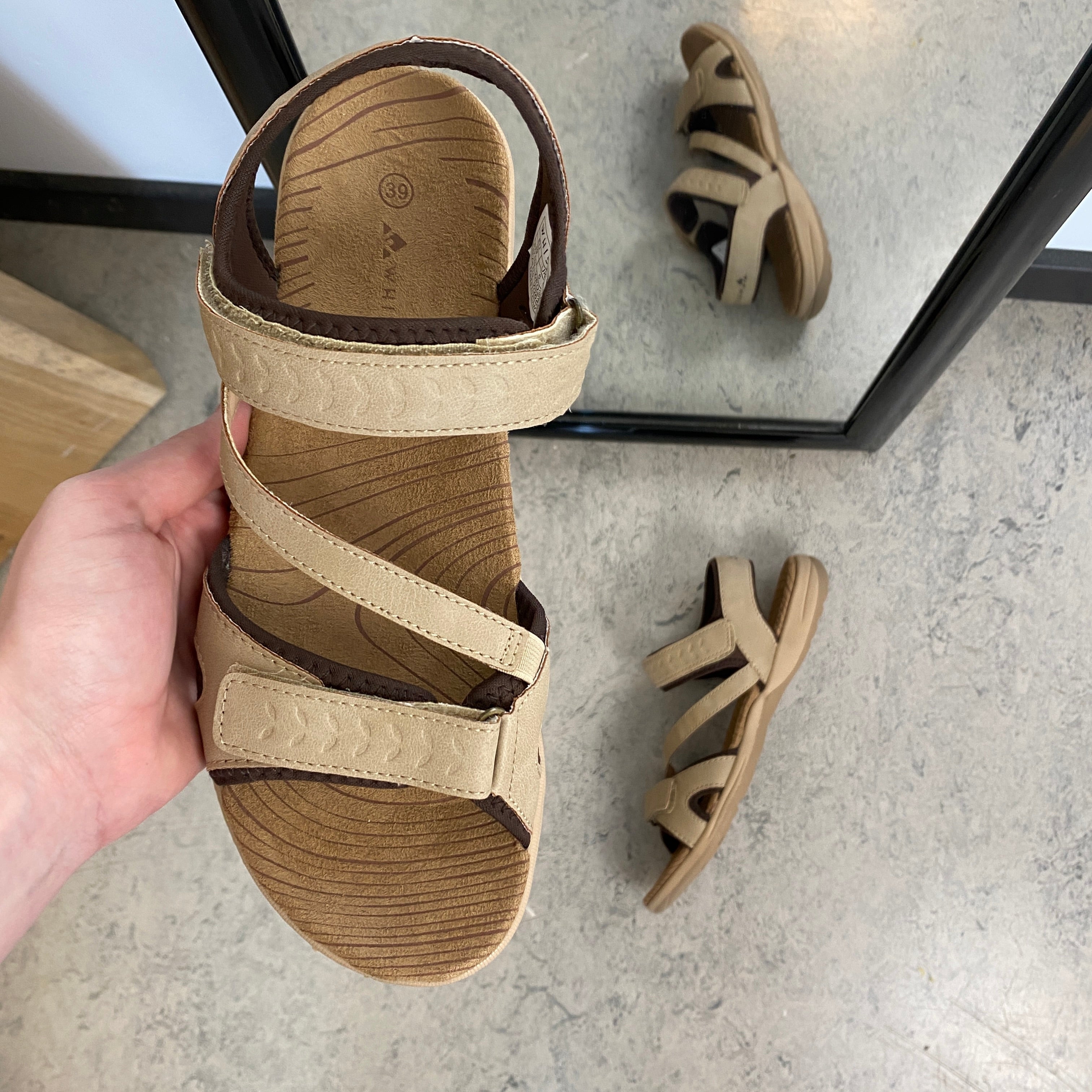 Whistler sandal i beige med stabil sål og justerbar pasform