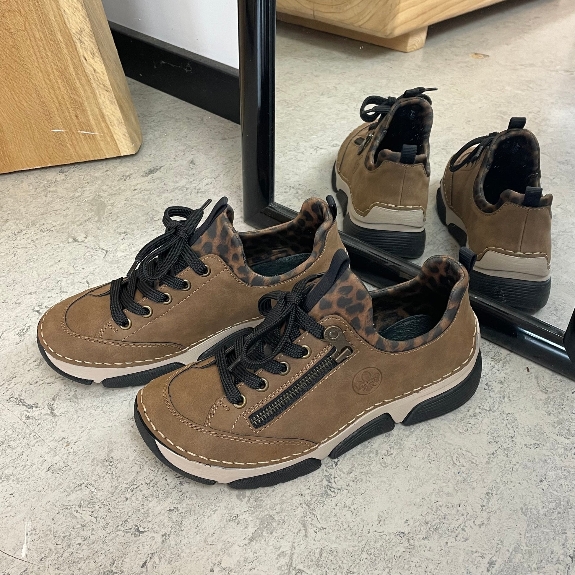 Rieker sneakers til dame i brun med leopard detaljer – blød komfort & stødabsorbering til hverdagen