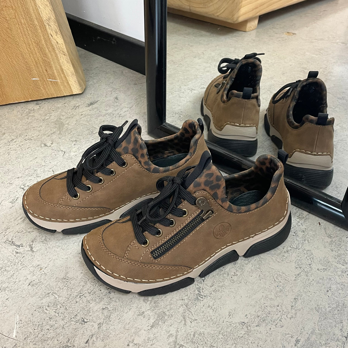 Rieker sneakers til dame i brun med leopard detaljer – blød komfort & stødabsorbering til hverdagen