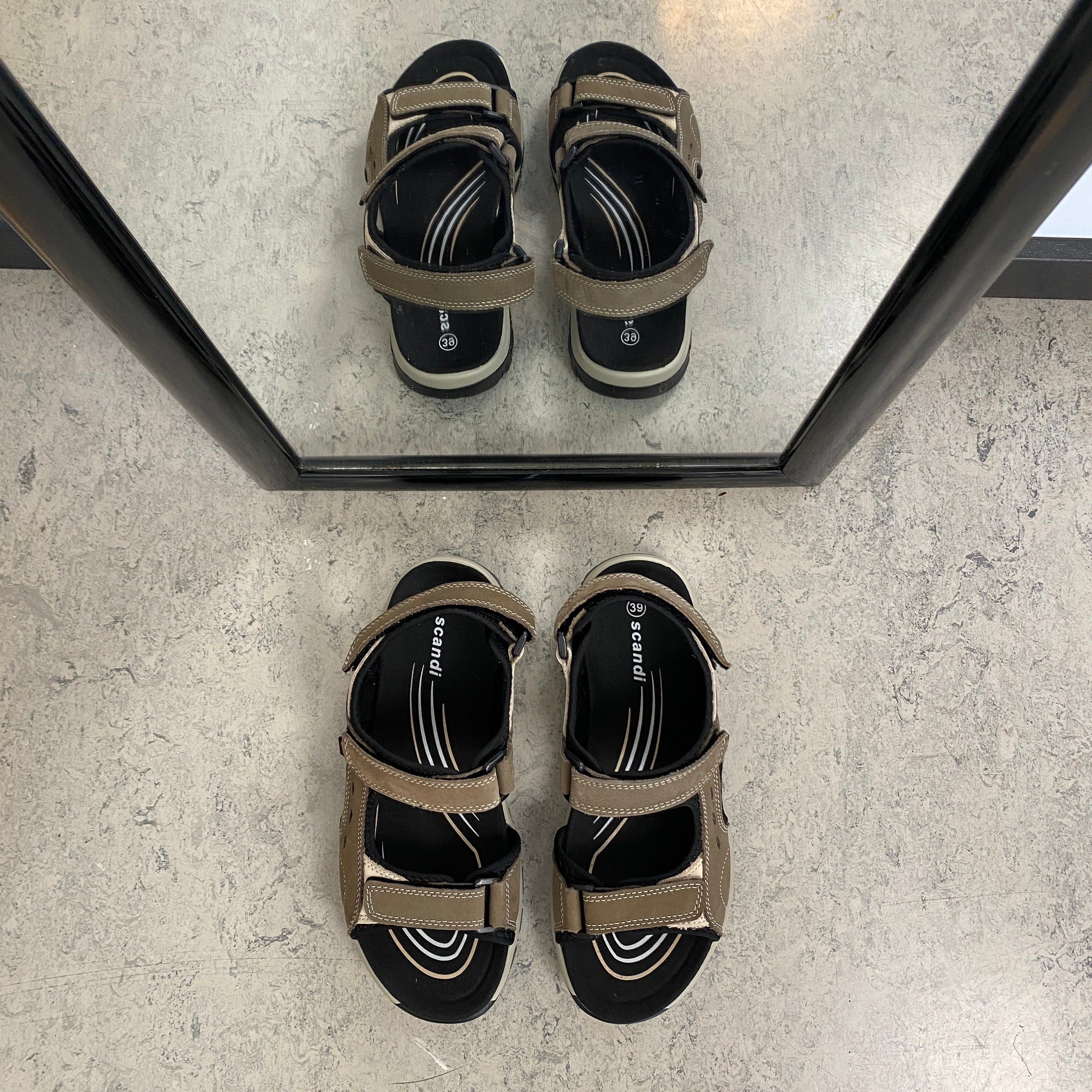 Robust sandal med justerbar pasform i brun