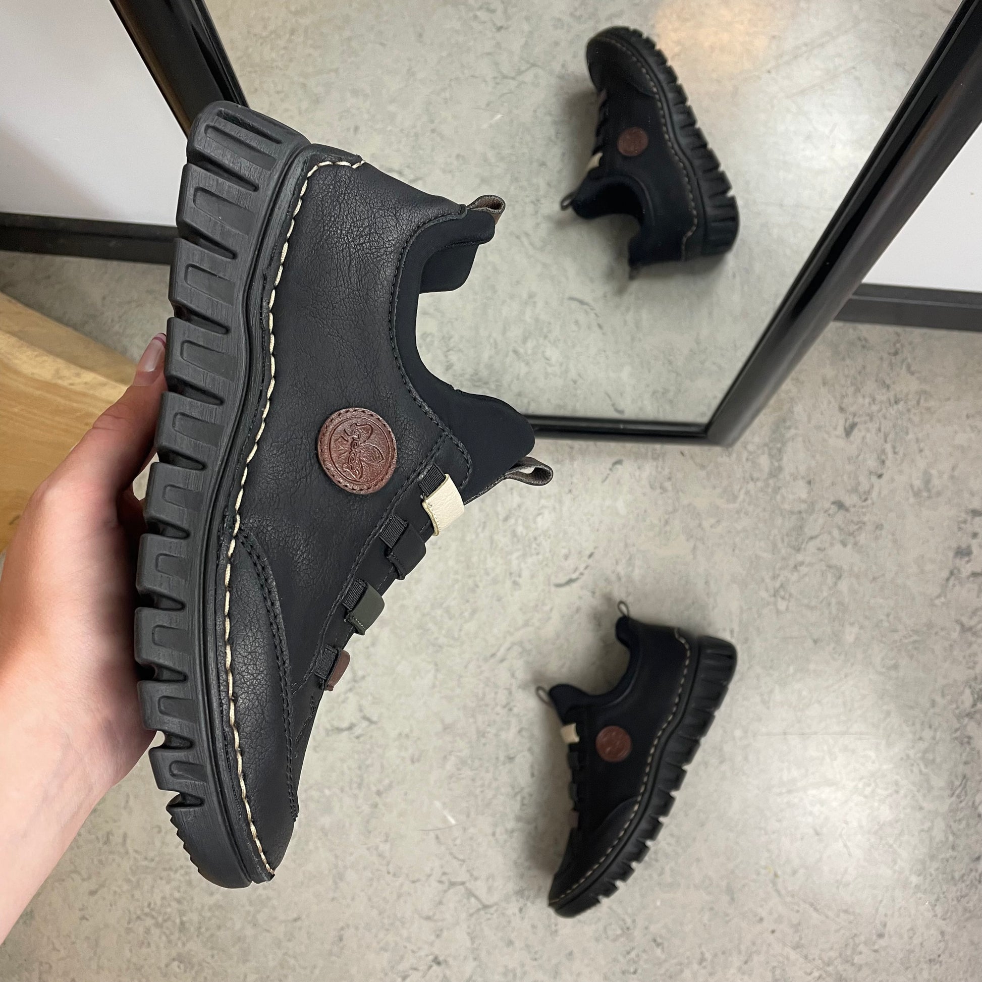 Rieker sko til dame i sort – fleksibel slip-on komfort