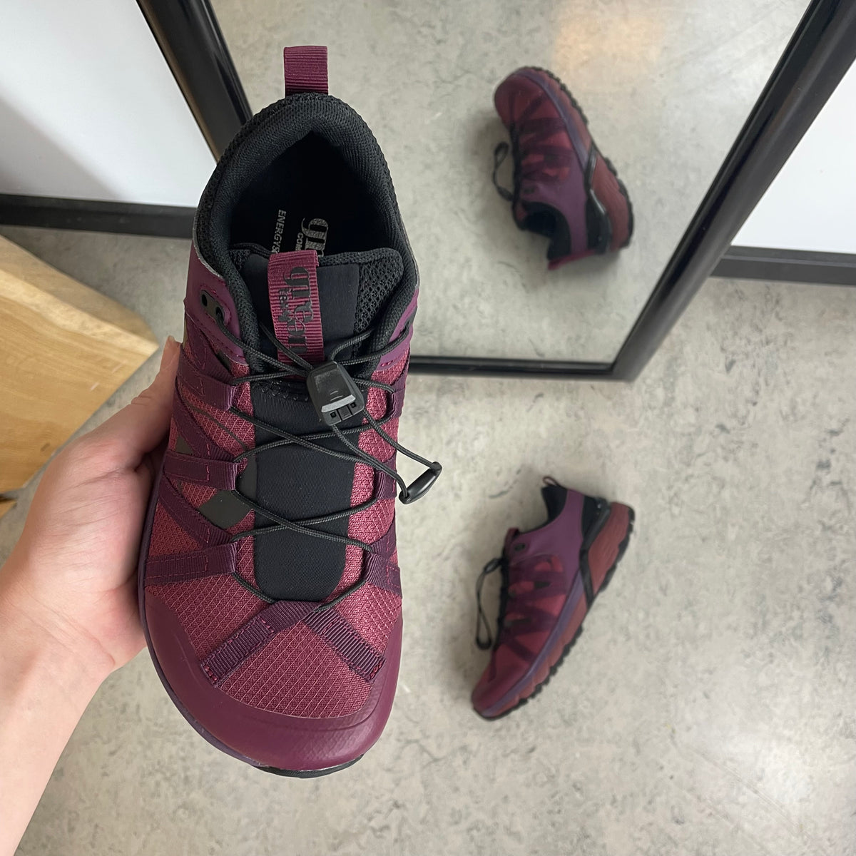 Bordeaux vandafvisende damesko med bred pasform og svangstøtte fra Green Comfort