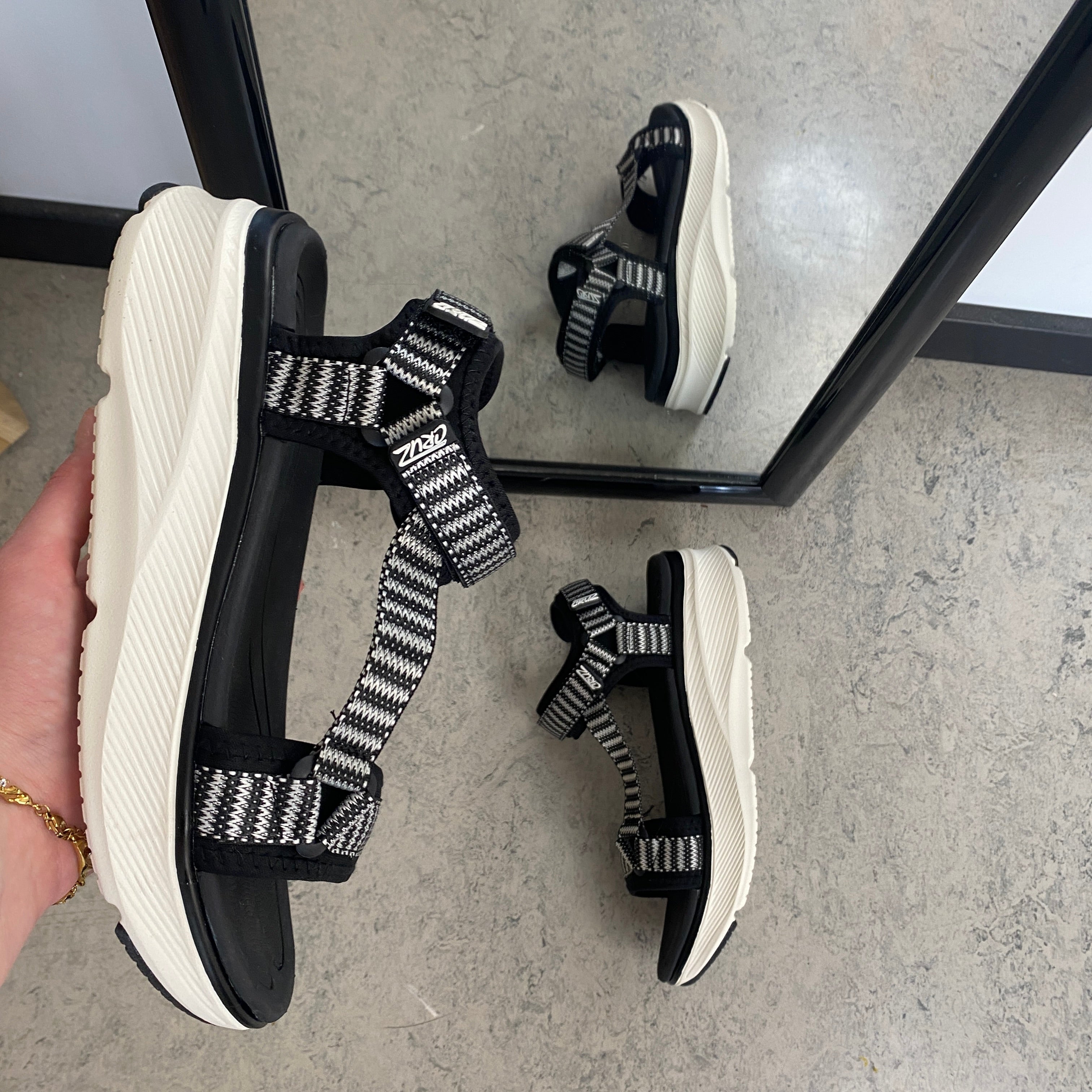 Cruz sandal i sort – Stabil komfort i klassisk design