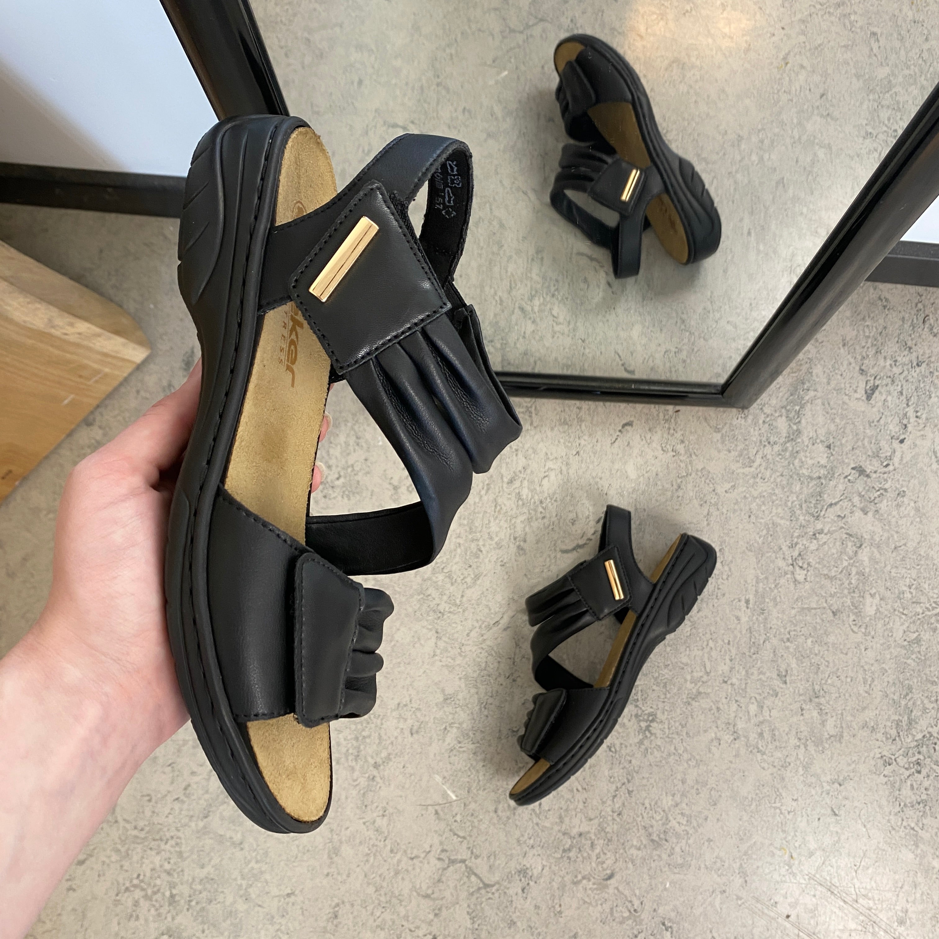 Rieker damesandal sort – klassisk komfort med støtte & justerbar pasform