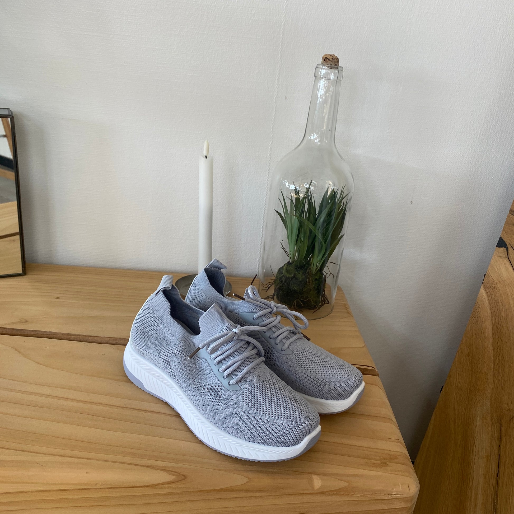 Grå slip-on letvægts sneaker i åndbart strik
