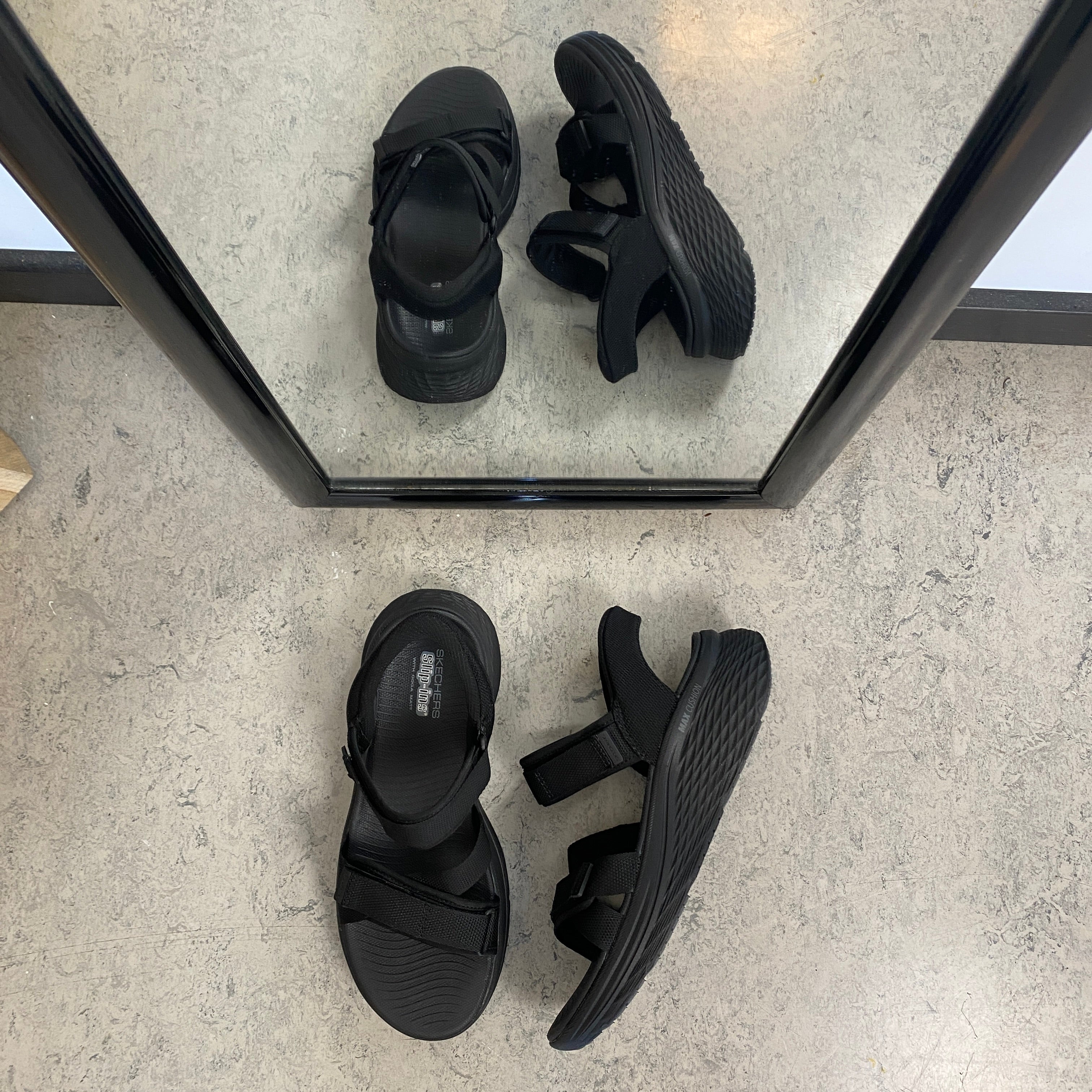 Skechers Max Cushioning sandal i sort – maksimal komfort & nem Slip-ins pasform