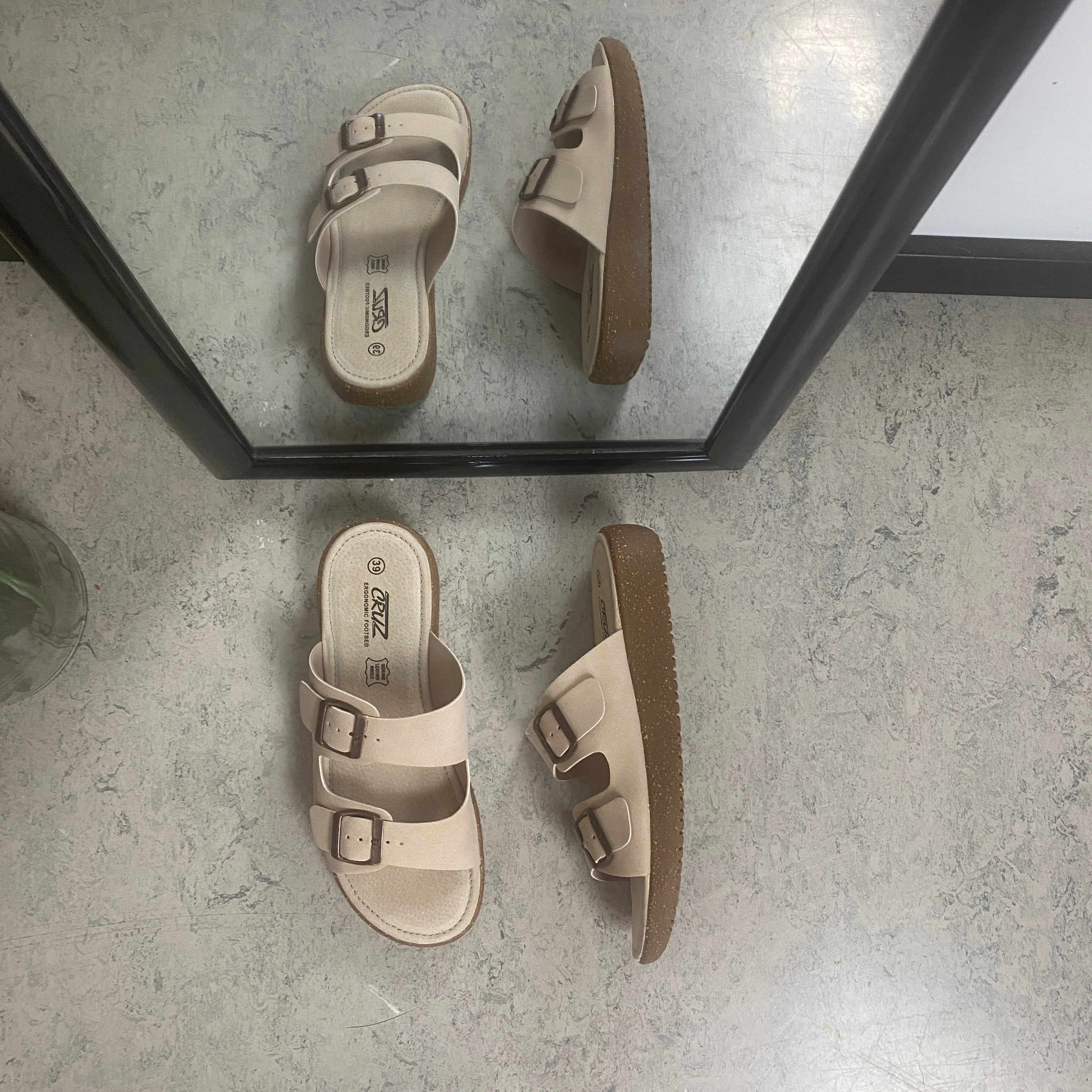 Cruz Noraja sandal i beige – Komfort & stabilitet til smalle fødder
