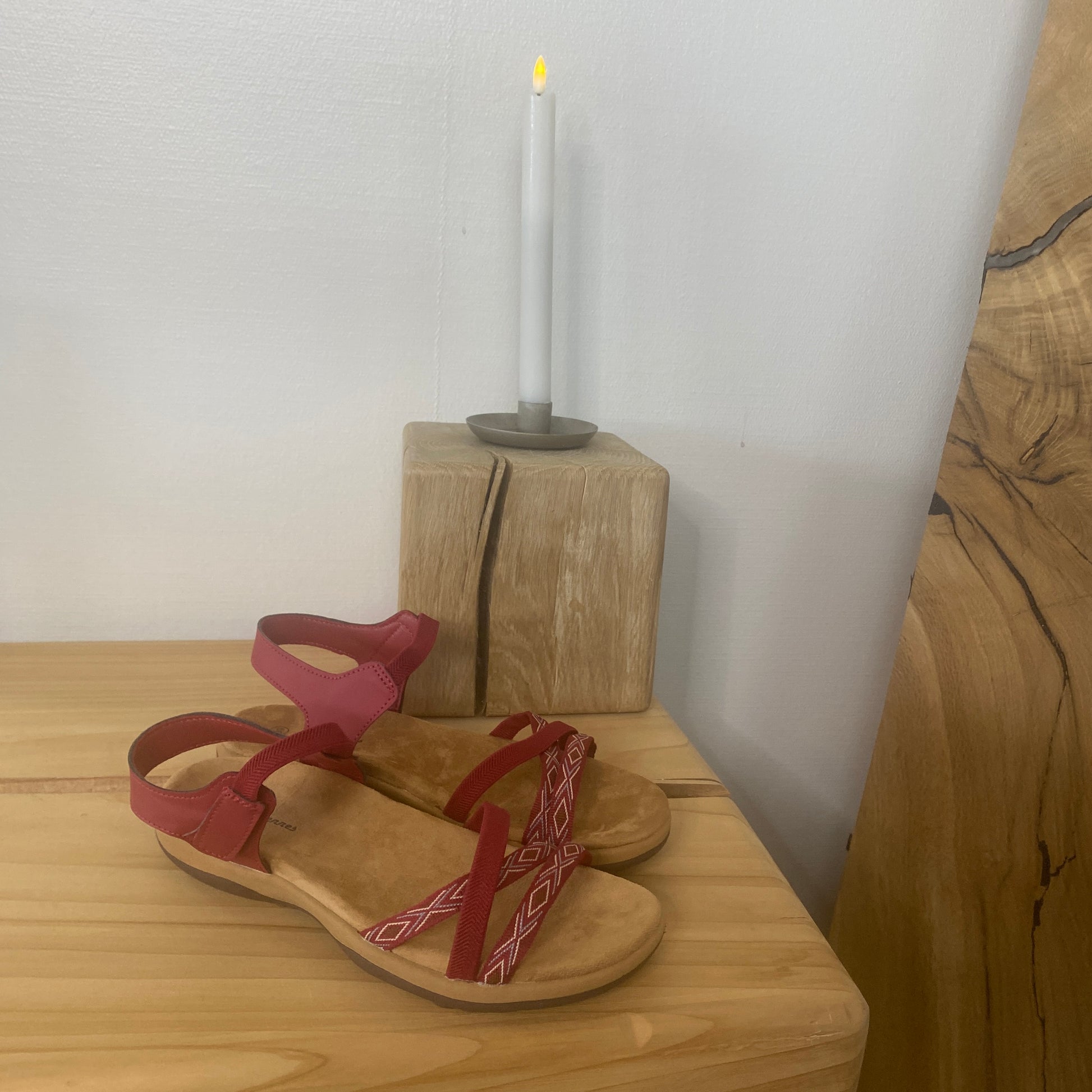 Rød sandal med elastikremme & velcro – feminin & fleksibel til sommeren