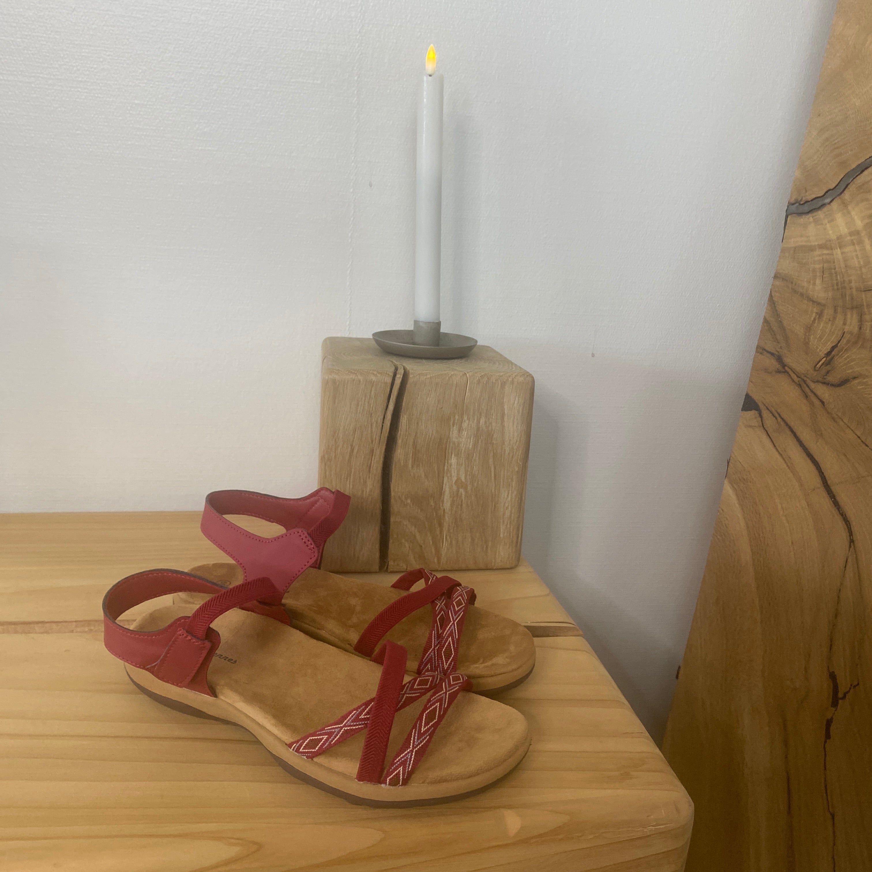 Rød sandal med elastikremme & velcro – feminin & fleksibel til sommeren