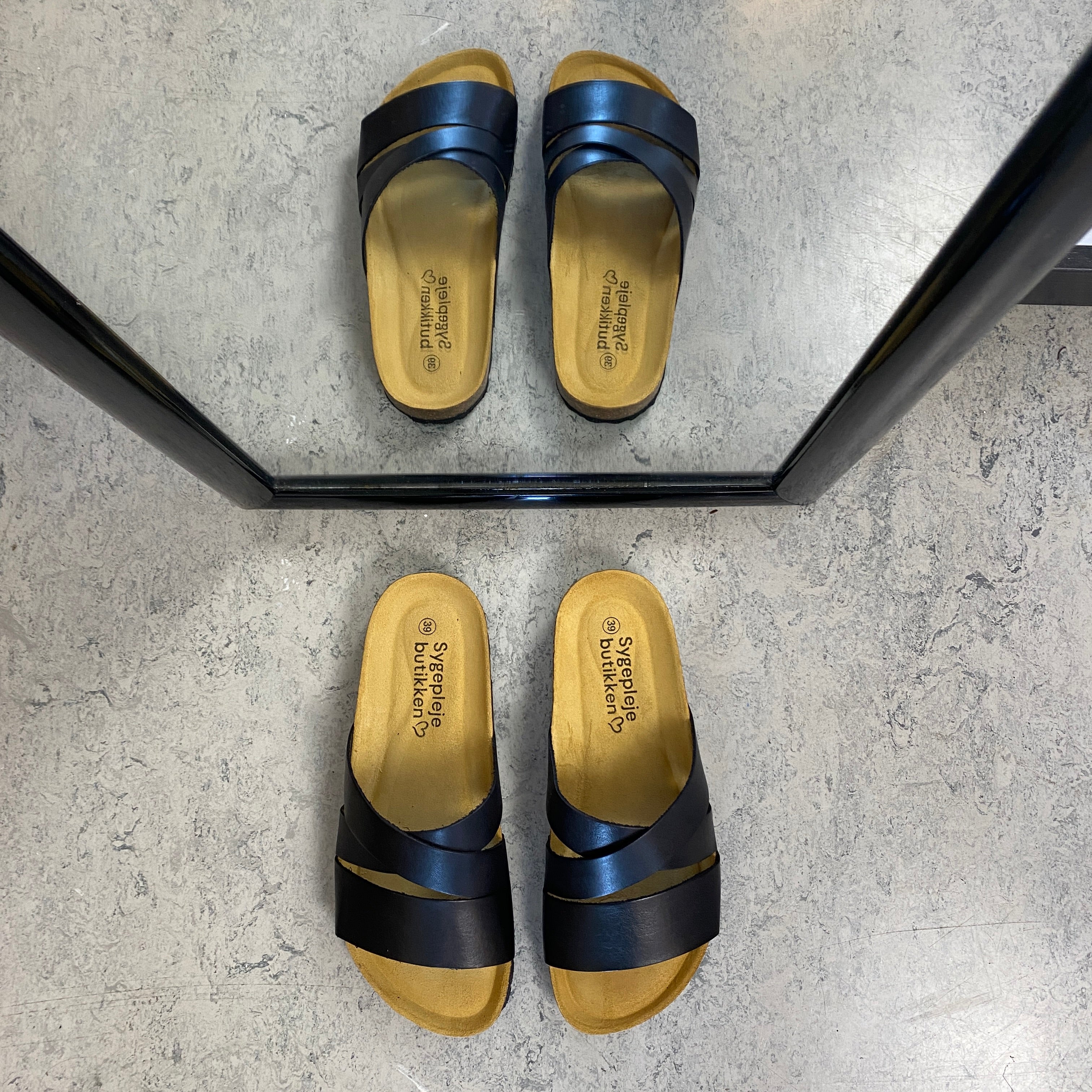 Slip on sandal i sort glat skind med krydsremme – komfort & støtte | Sygeplejebutikken