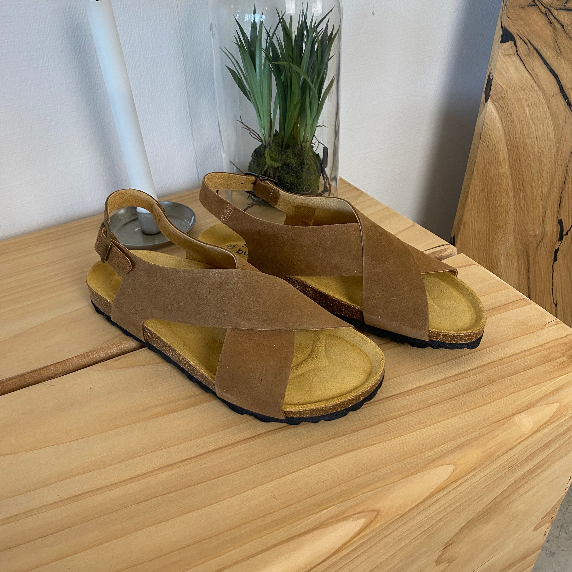 Serraje Roble – brun sandal med krydsremme & bagrem | Sygeplejebutikken