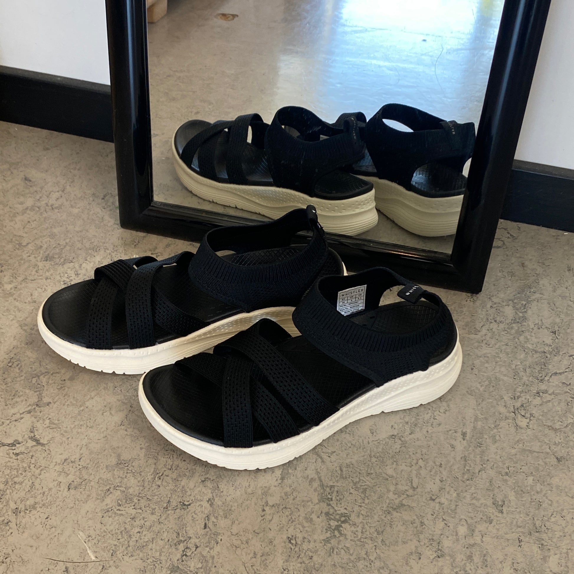 Whistler sandal i sort med elastisk pasform og god stødabsorbering