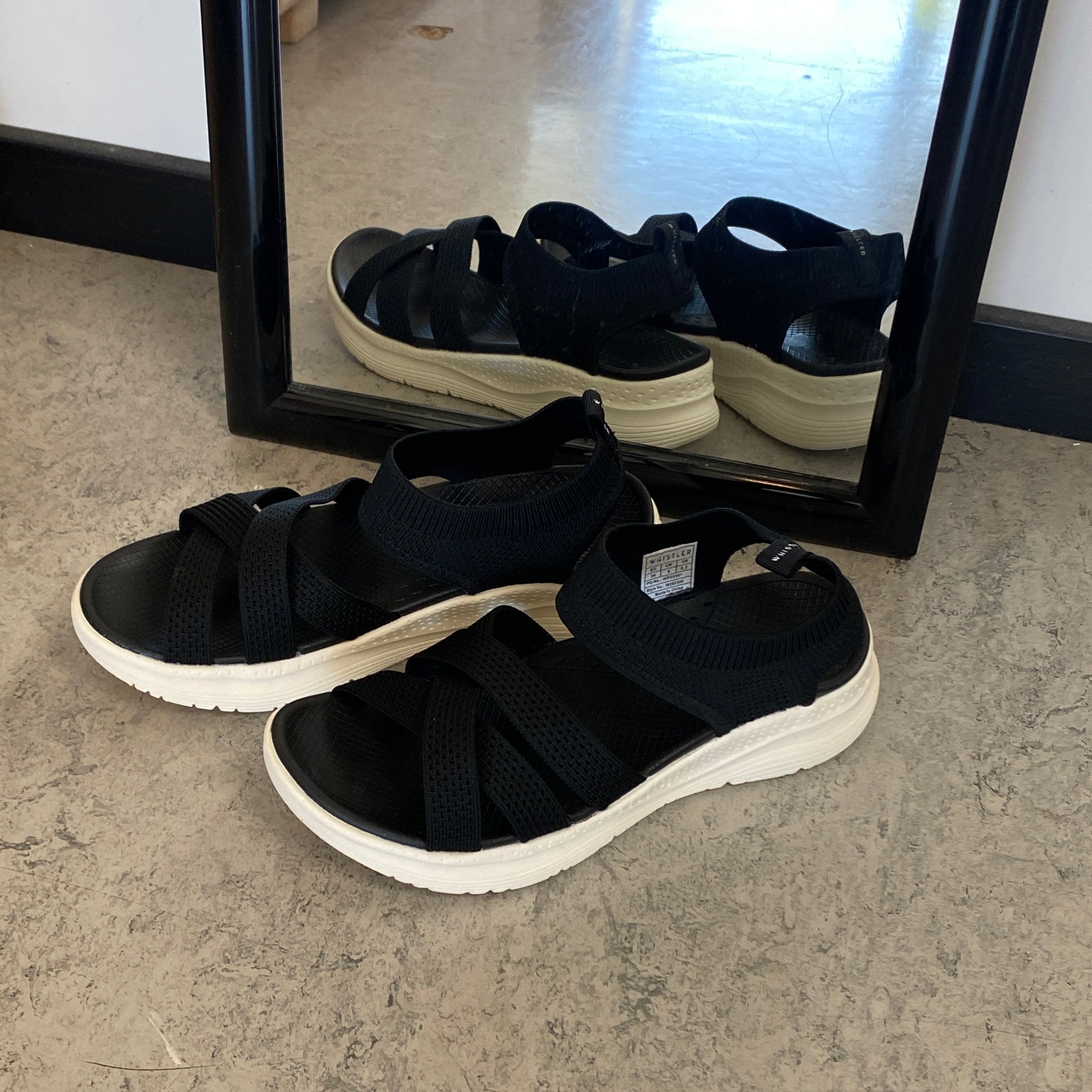Whistler sandal i sort med elastisk pasform og god stødabsorbering
