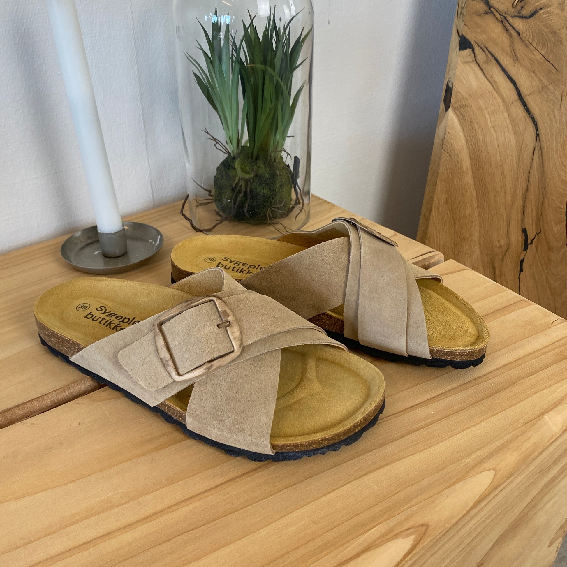 Lys brun slip on sandal i skind med dobbelt rem – komfort & støtte fra Sygeplejebutikken