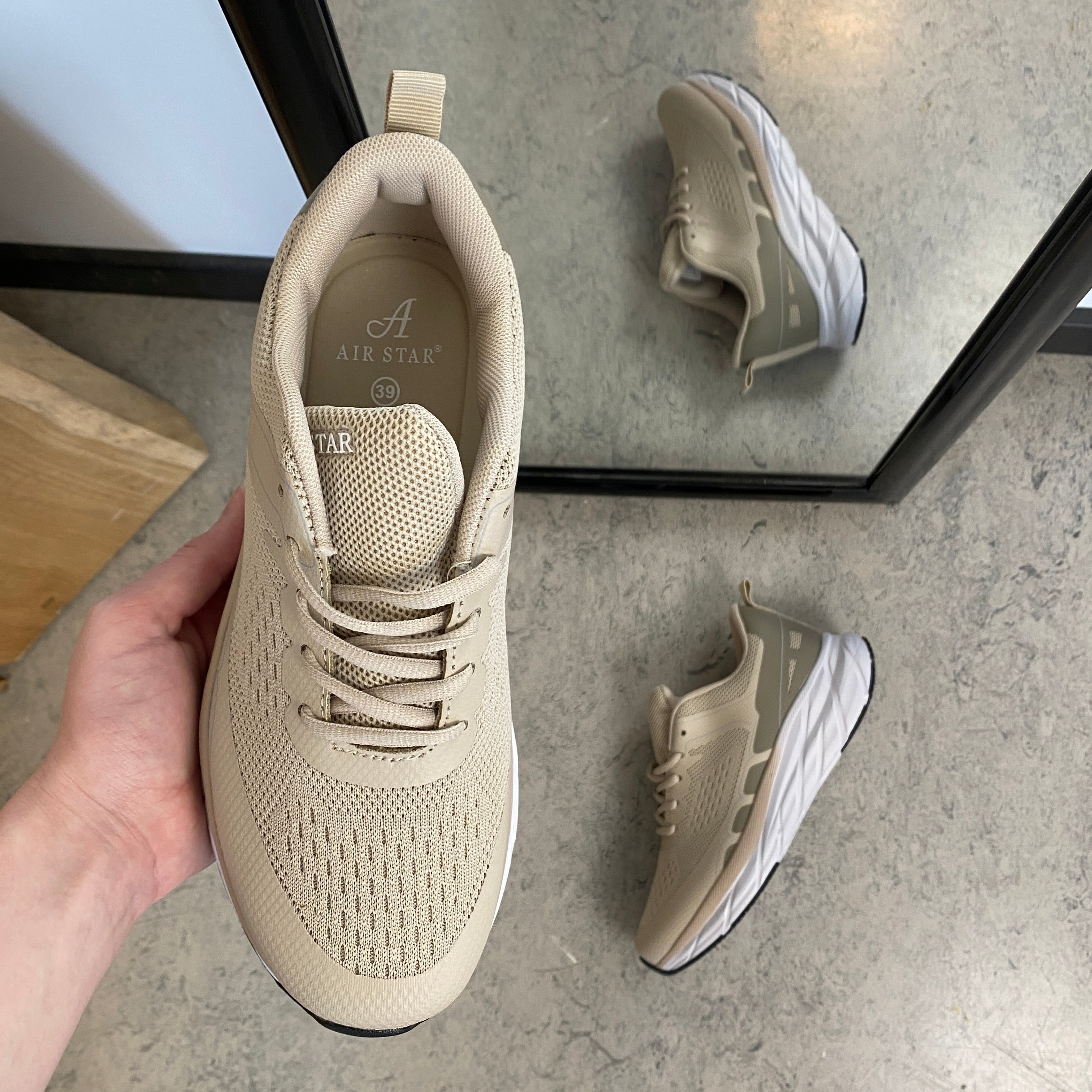 Letvægts komfort sneaker i åndbart mesh med stødabsorbering