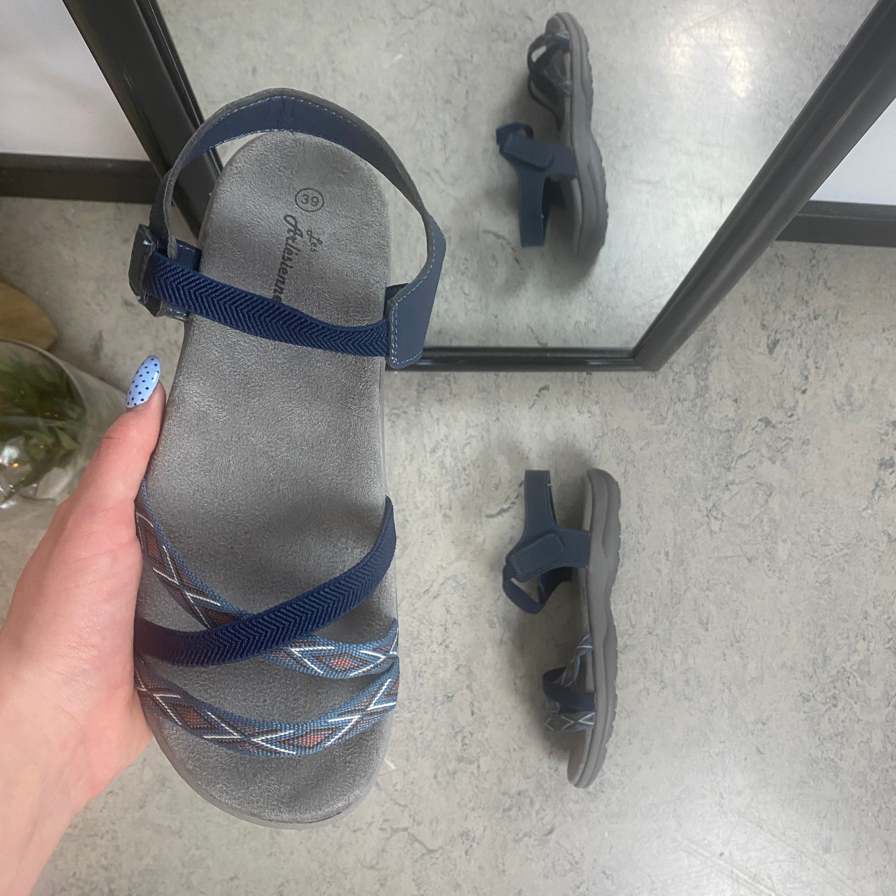 Navy sandal med elastikremme & velcro – rolig & maritim stil