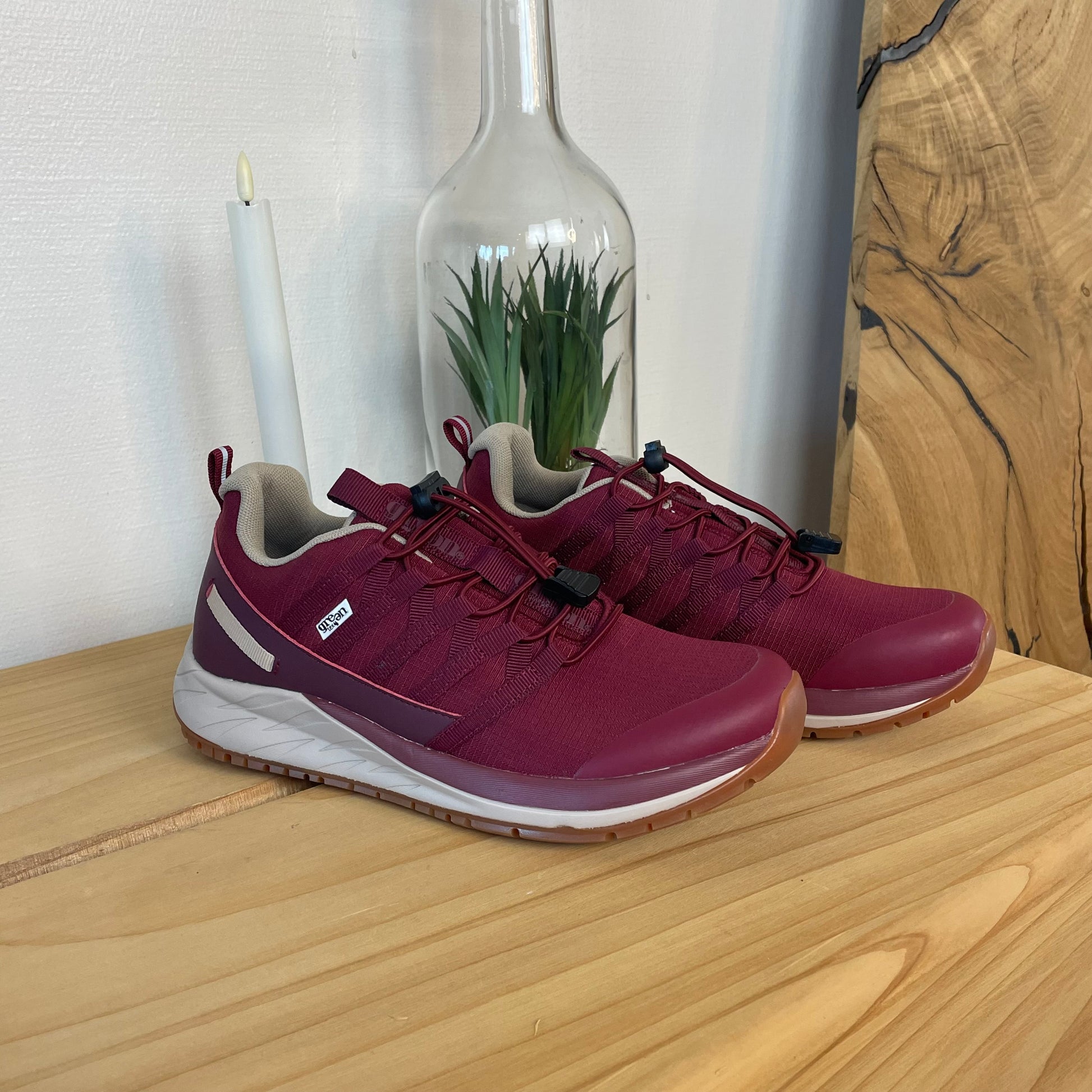 Green Comfort Path Pipi – vinrød outdoor sneaker med H-læst & svangstøtte