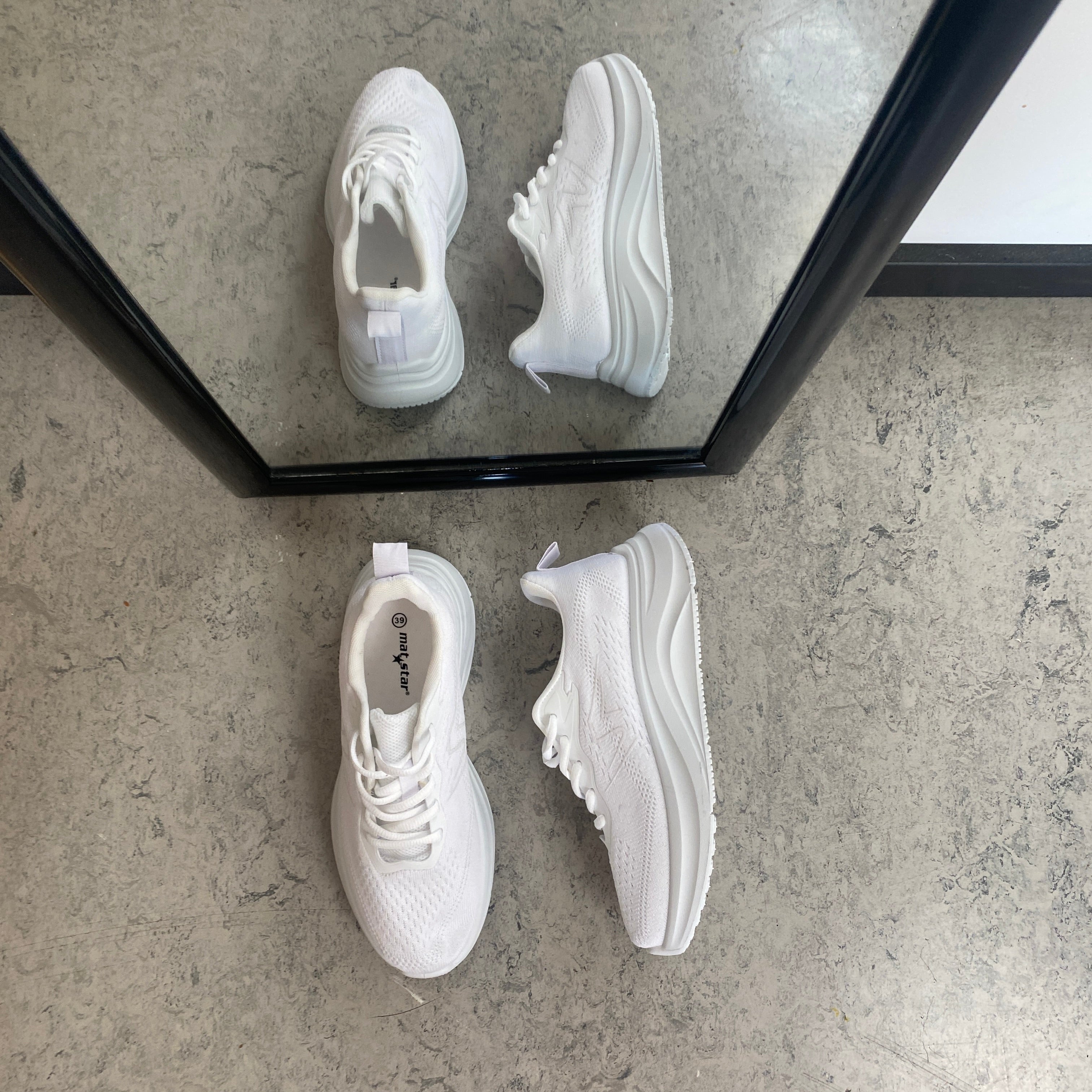 Hvid letvægts sneaker med stødabsorbering & åndbart mesh