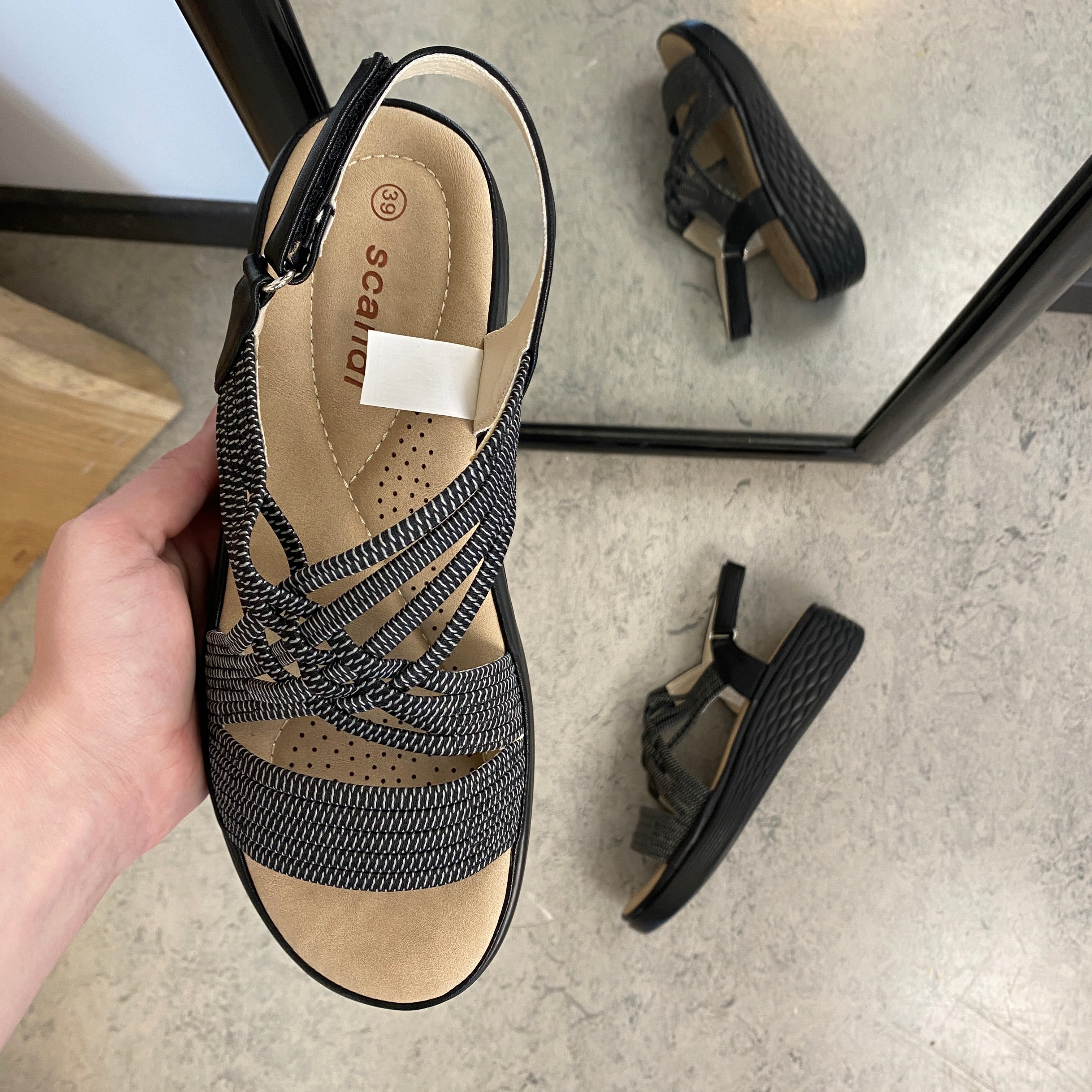 Sort sandal med elastiske remme og stødabsorberende sål