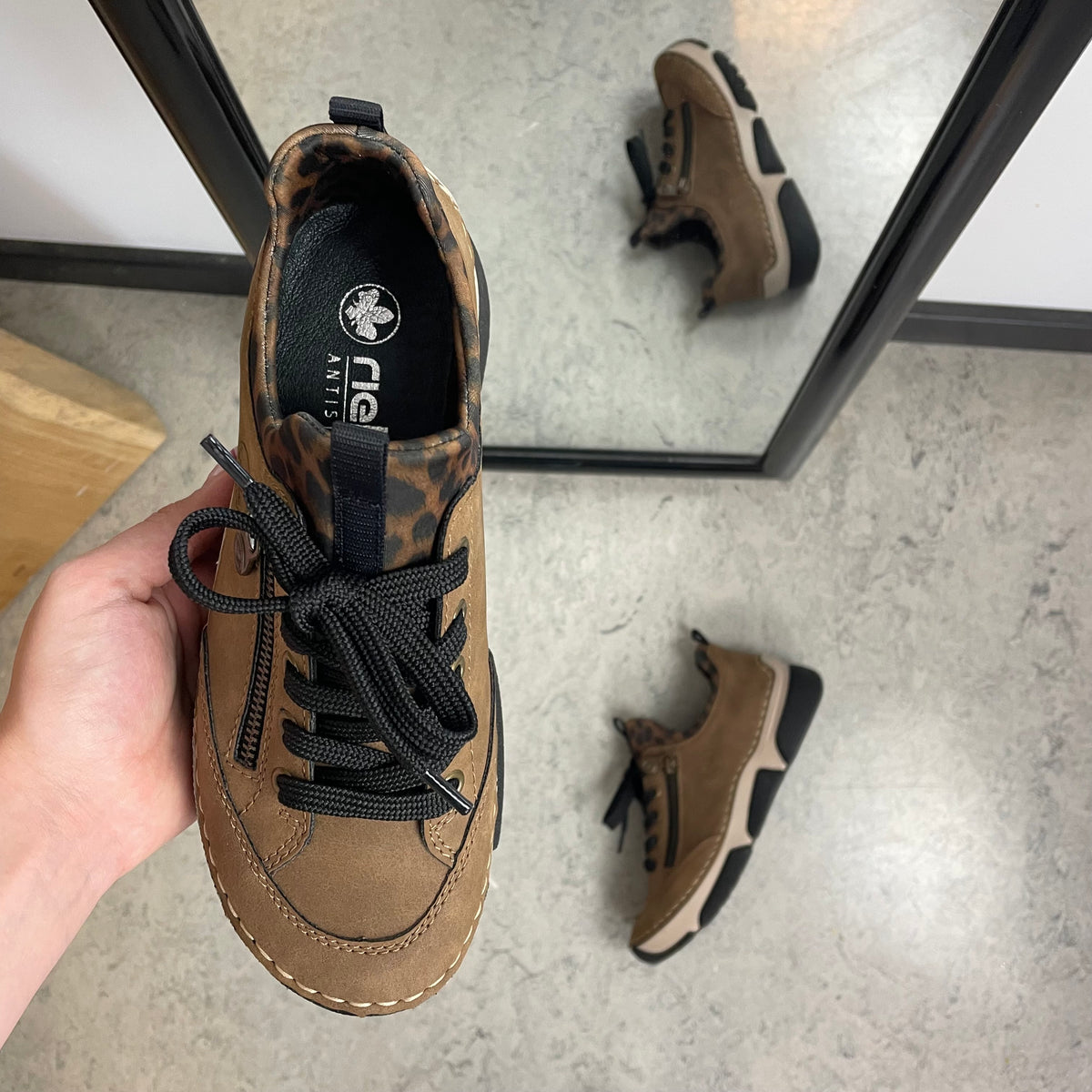 Rieker sneakers til dame i brun med leopard detaljer – blød komfort & stødabsorbering til hverdagen