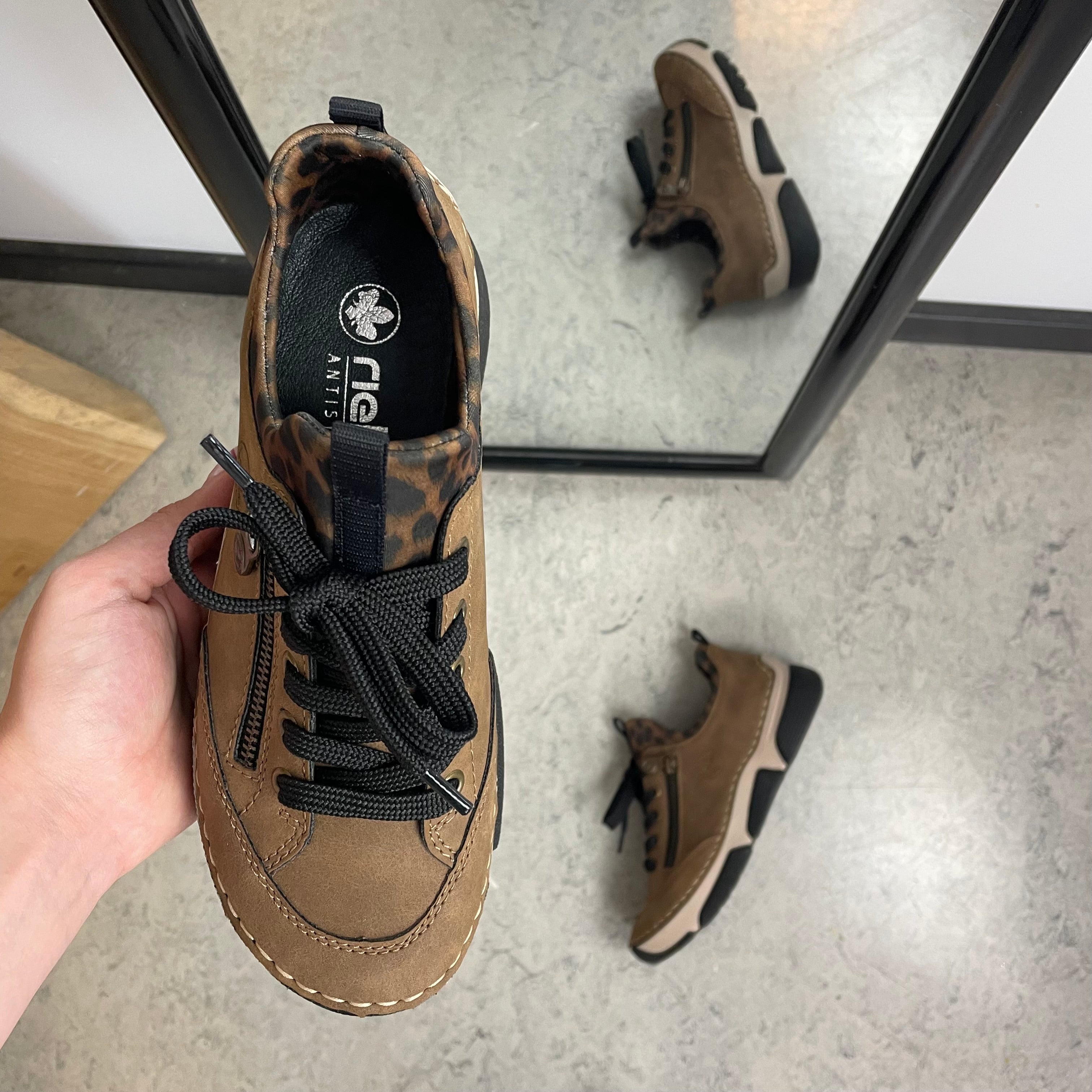 Rieker sneakers til dame i brun med leopard detaljer – blød komfort & stødabsorbering til hverdagen