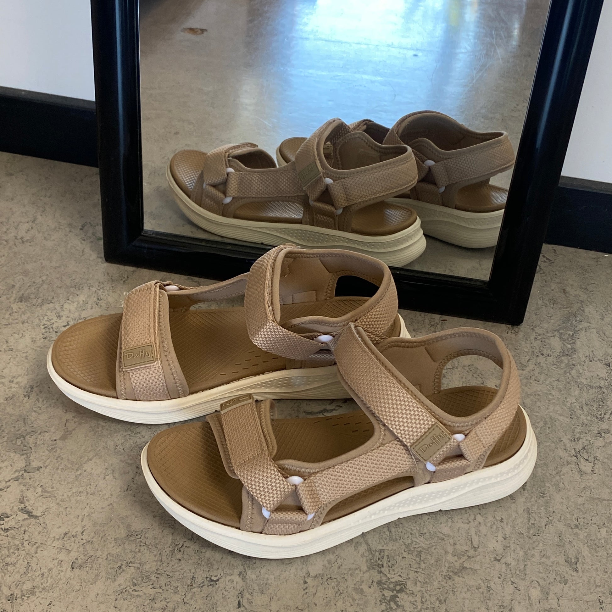 Taupe komfortabel sandal med justerbare remme & let stødabsorbering