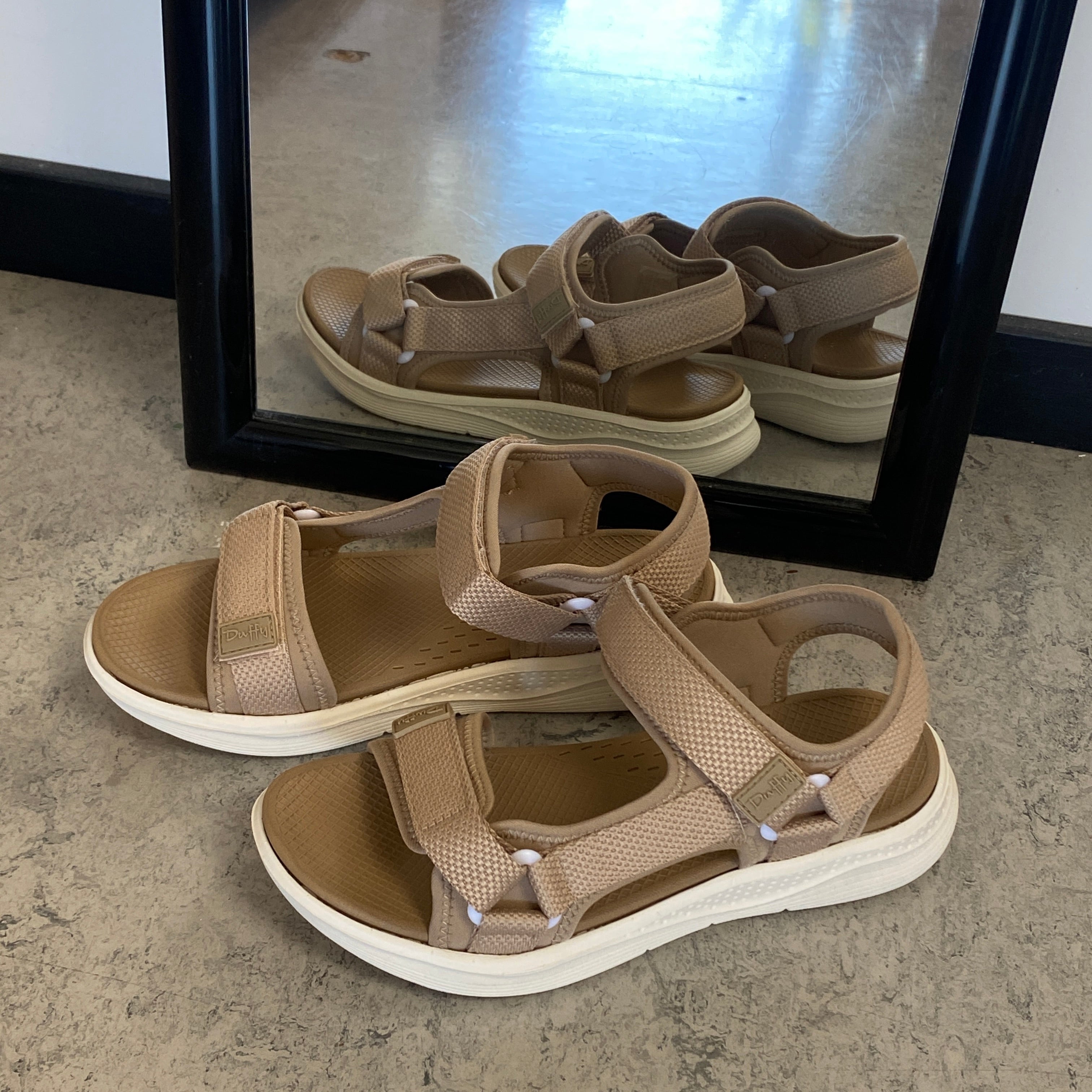 Taupe komfortabel sandal med justerbare remme & let stødabsorbering