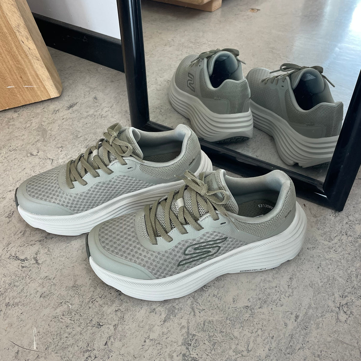 Skechers Max Cushioning Endeavour – stødabsorberende komfort til lange dage