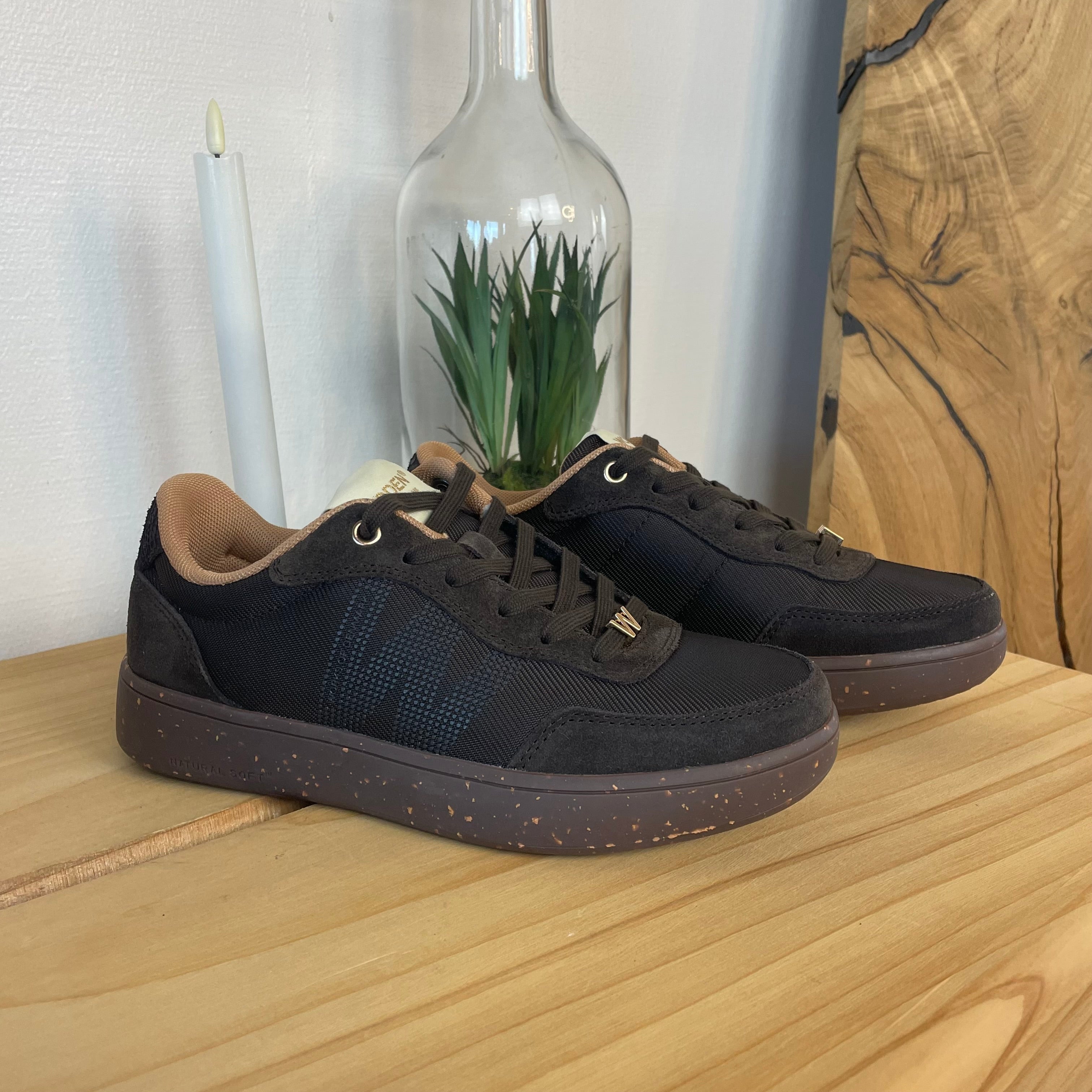 Woden Line Sneak – mørkebrun sneaker med gulddetaljer & blød komfort