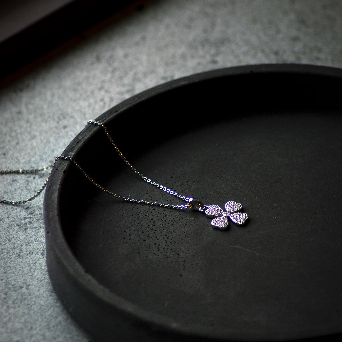 Agaard halskæde med sølv firkløver fyldt med zirconer