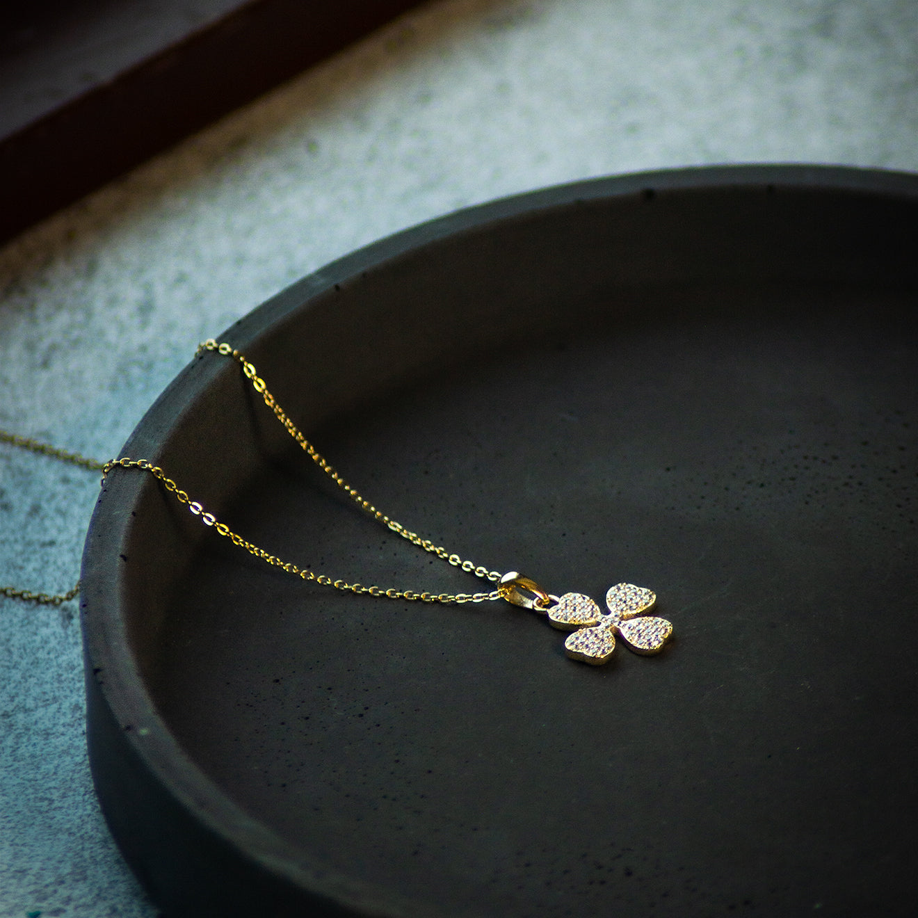 Aagaard halskæde med forgyldt firkløver fyldt med  zirconer