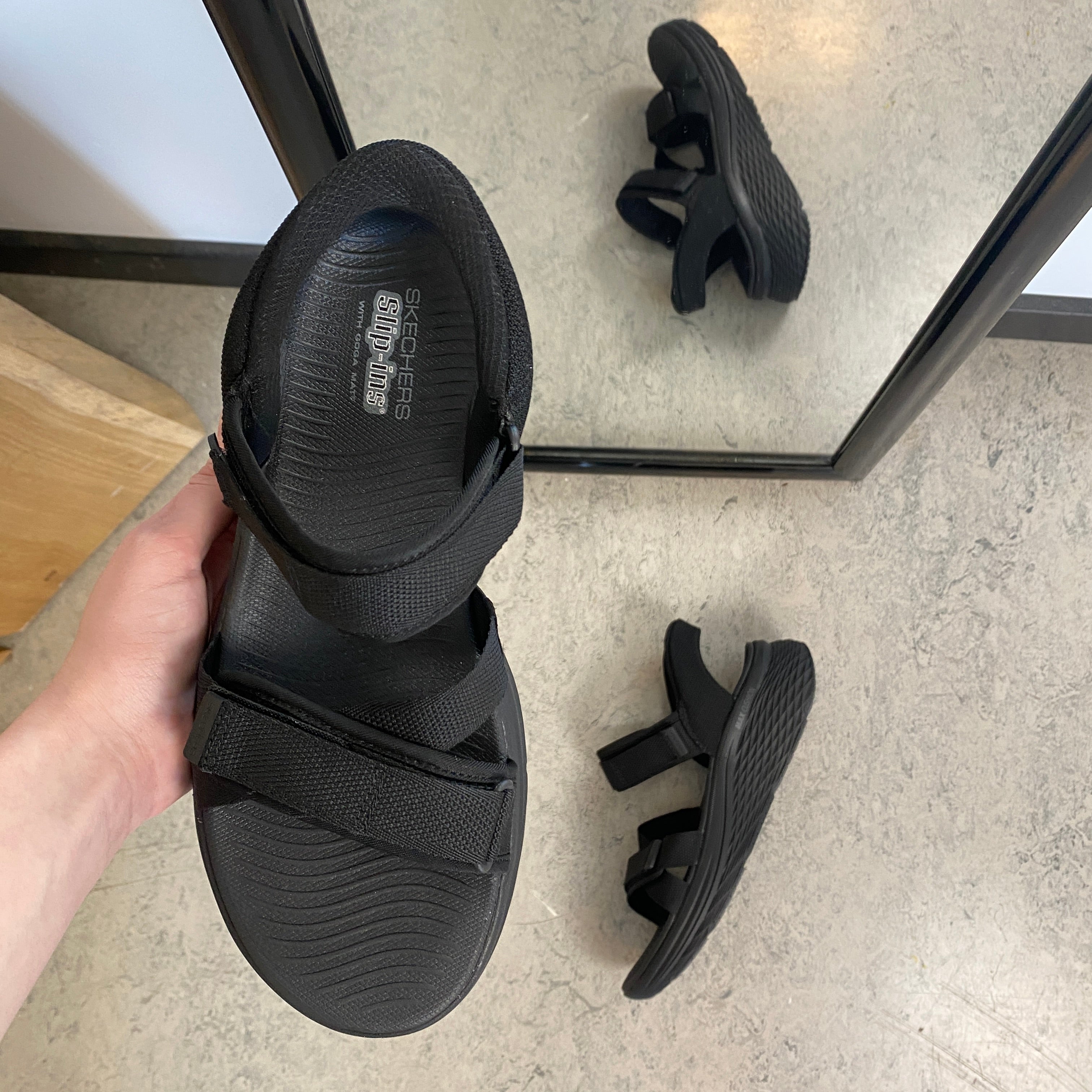 Skechers Max Cushioning sandal i sort – maksimal komfort & nem Slip-ins pasform