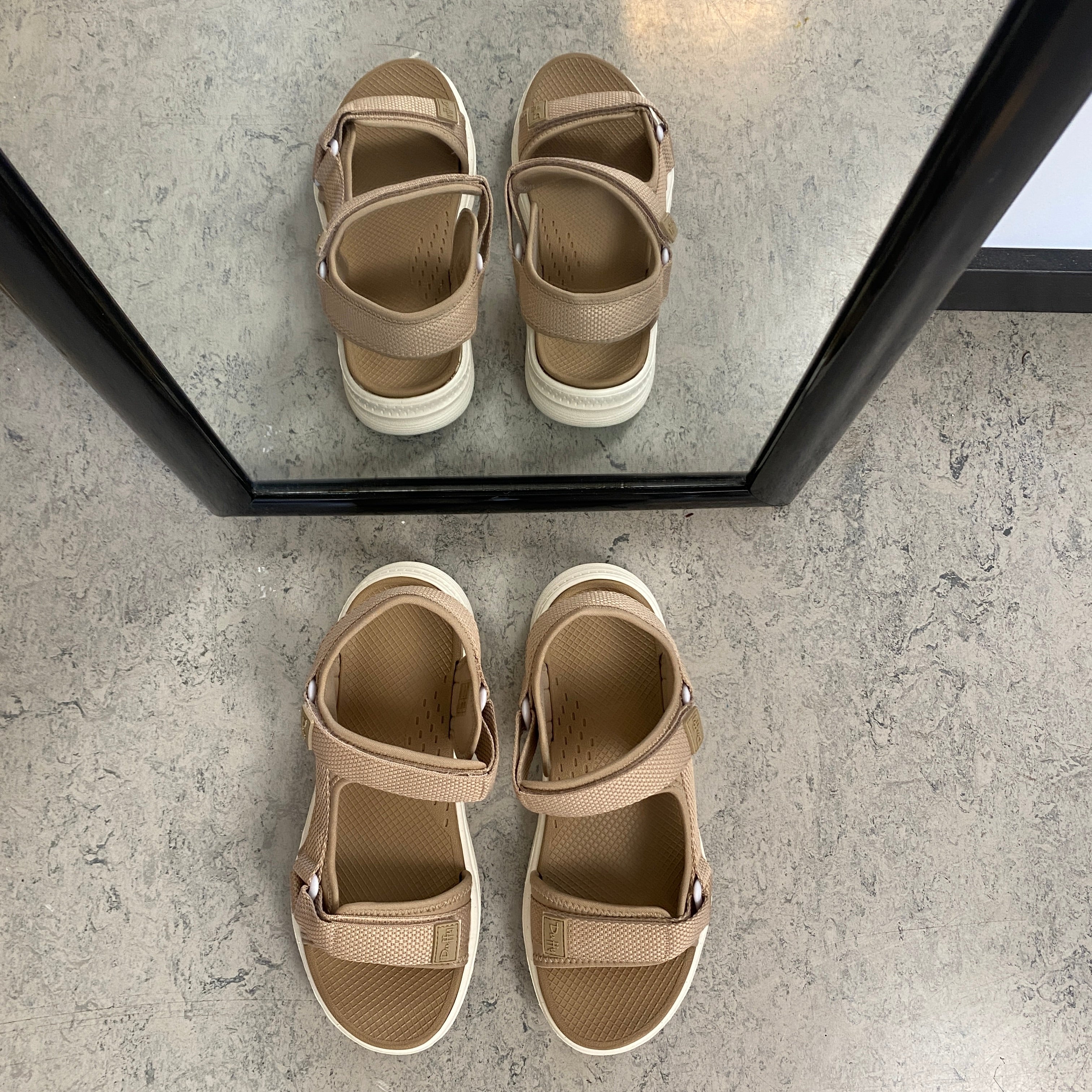 Taupe komfortabel sandal med justerbare remme & let stødabsorbering